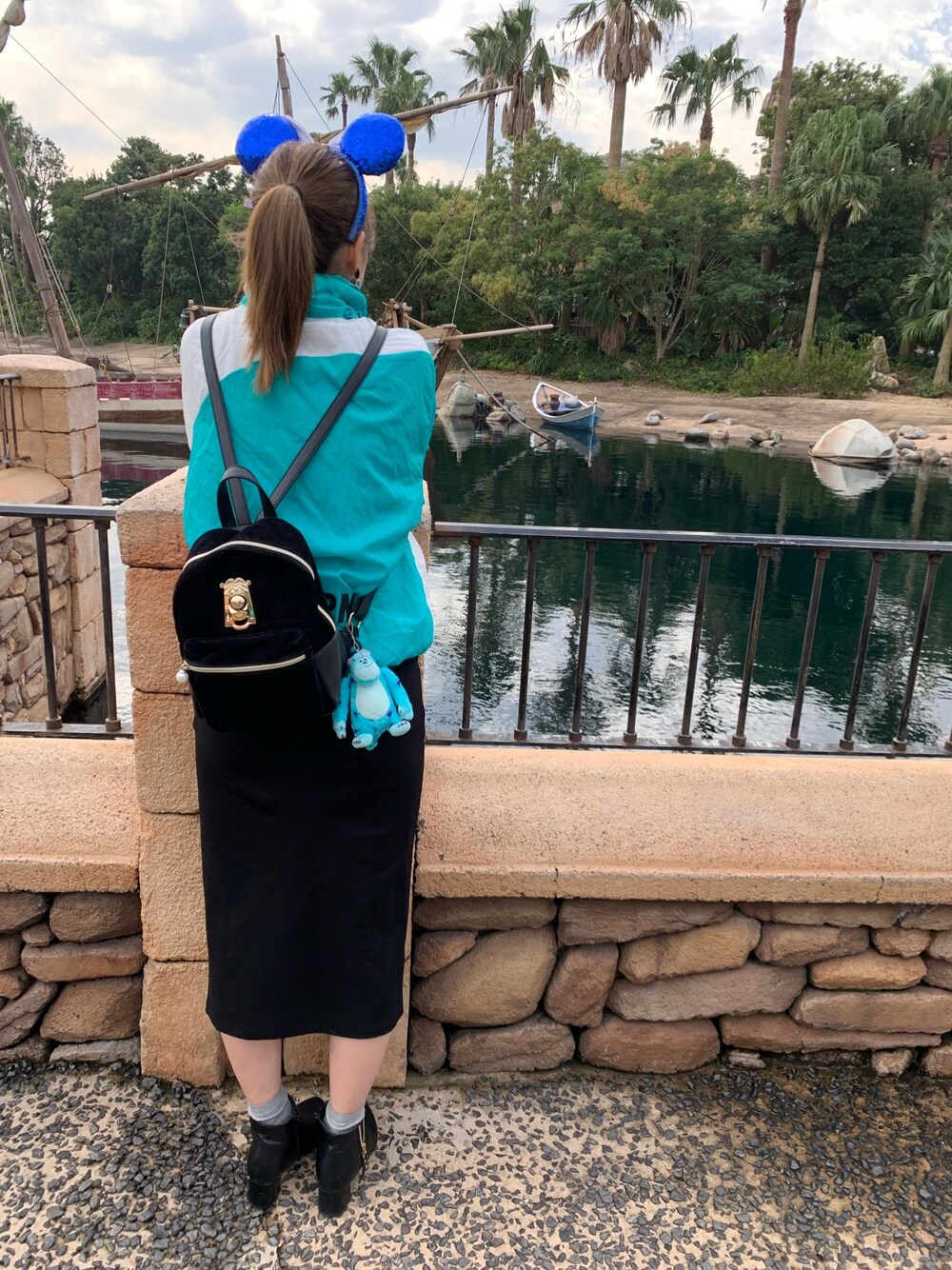 「ディズニーコーデ、ディズニースタイル、ディズニーシー、冬コーデ、スカート、タイトスカート、青コーデ」｜「Disneyのアイテム（ジャケット/アウター、ブルー系）」を使った、konaさん（レディース・163cm）の秋コーディネートの1枚目の写真