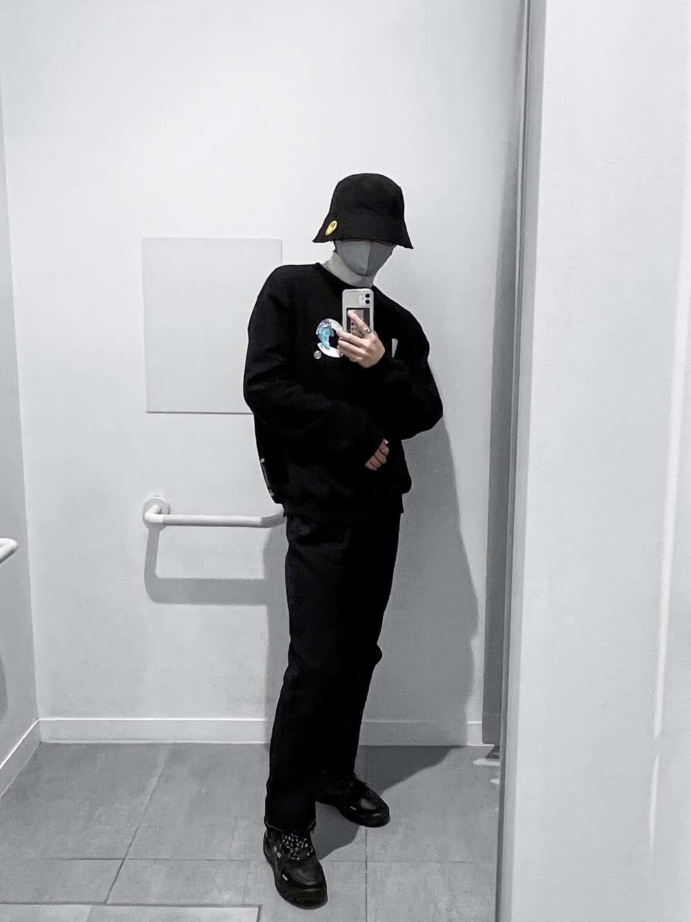 「ALL BLACK、黒、lmc、23.65、styleblock、韓国ファッション、韓国ブランド、バケットハット、ダットシューズ、ootd」｜「LMCのアイテム（スウェット、ブラック系）」を使った、げんさん（メンズ・172cm）の冬コーディネートの1枚目の写真