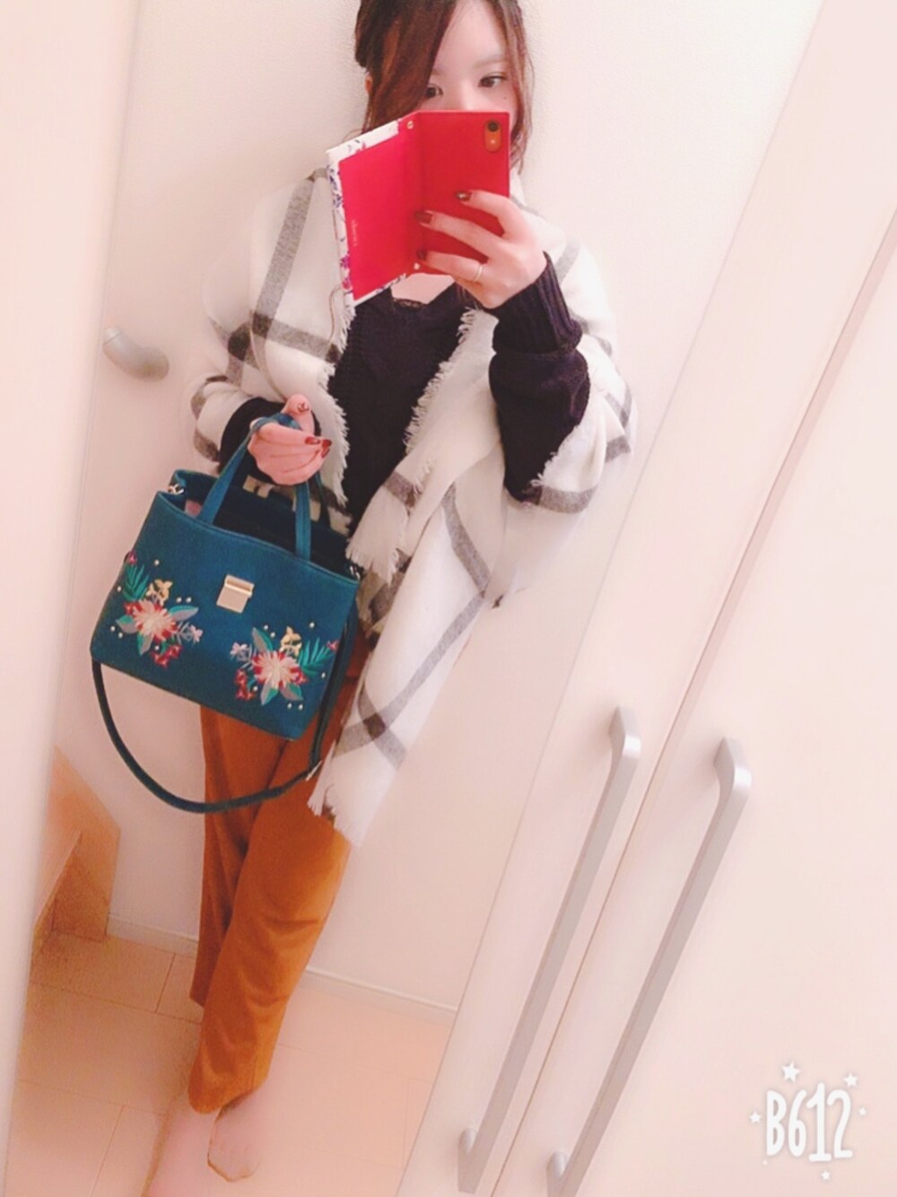 「冬、大人カジュアル、オトナ女子、きれいめカジュアル、ニット、テーパードパンツ、マスタード、エメラルドグリーン、休日スタイル」｜「H&Mのアイテム（マフラー、ホワイト系）」を使った、Riiさん（レディース・160cm）の冬コーディネートの1枚目の写真