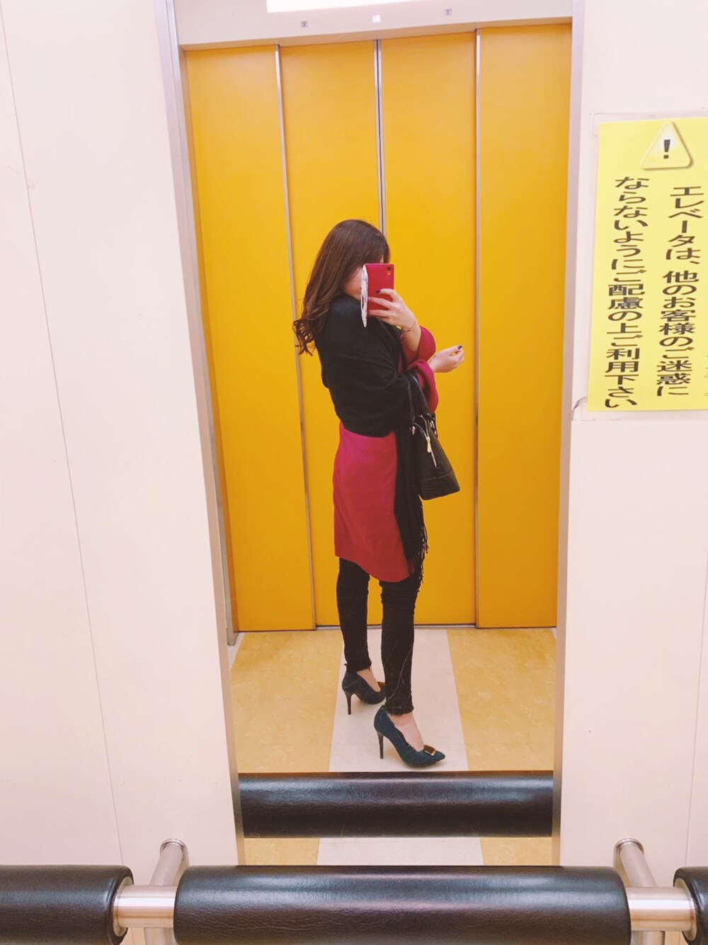 「休日スタイル、オトナ女子、パンツスタイル、大人コーデ、スキニーデニム、ピンク、ピンヒール、デート」｜「その他セレクトのアイテム（マフラー、ブラック系）」を使った、Riiさん（レディース・160cm）の冬コーディネートの1枚目の写真