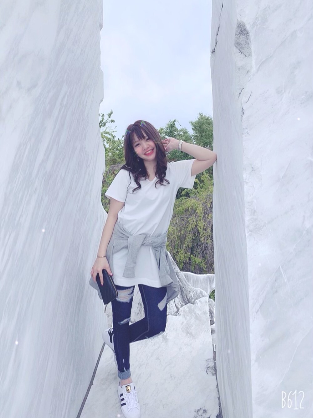 「シンプル、春夏コーデ、楽チンコーデ、白Tシャツ、白スニーカー、スニーカー、スニーカーコーデ、ダメージデニムパンツ、きれいめカジュアル、休日スタイル」｜「VICKYの裾ボタン使いチュニック（Tシャツ/カットソー、ホワイト系）」を使った、Riiさん（レディース・160cm）の春コーディネートの1枚目の写真
