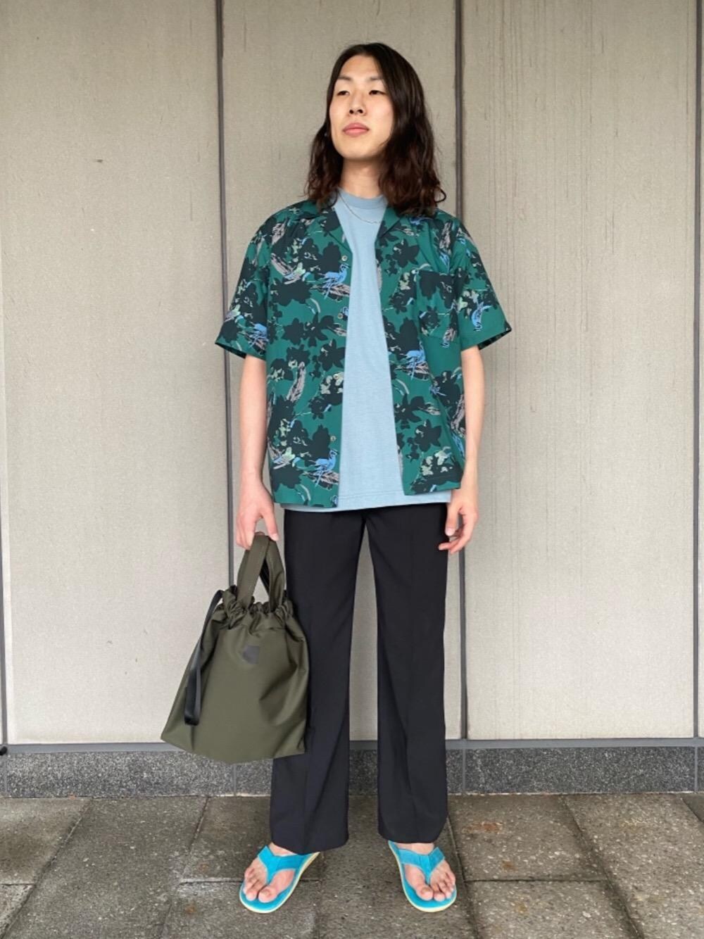 ホワイト系のTシャツ/カットソー、ブルー系のサンダル、ブルー系のTシャツ/カットソーを着用したメンズの春コーディネートの1枚目の写真