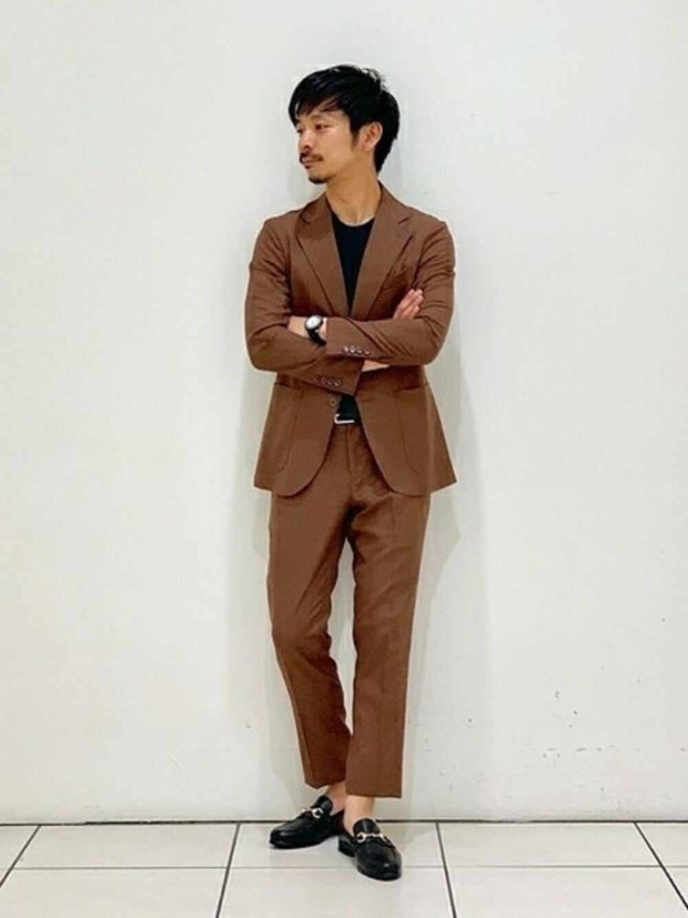 ブラウン系のテーラードジャケット、ブラウン系のその他パンツ、ブラック系のTシャツ/カットソーを着用したメンズの夏コーディネートの1枚目の写真