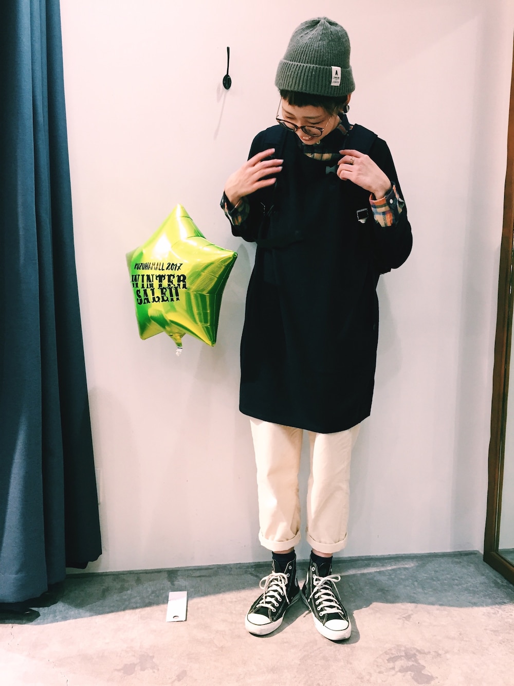 その他のシャツ/ブラウス、ブルー系のワンピース、ベージュ系のその他パンツを着用したレディースの冬コーディネートの1枚目の写真