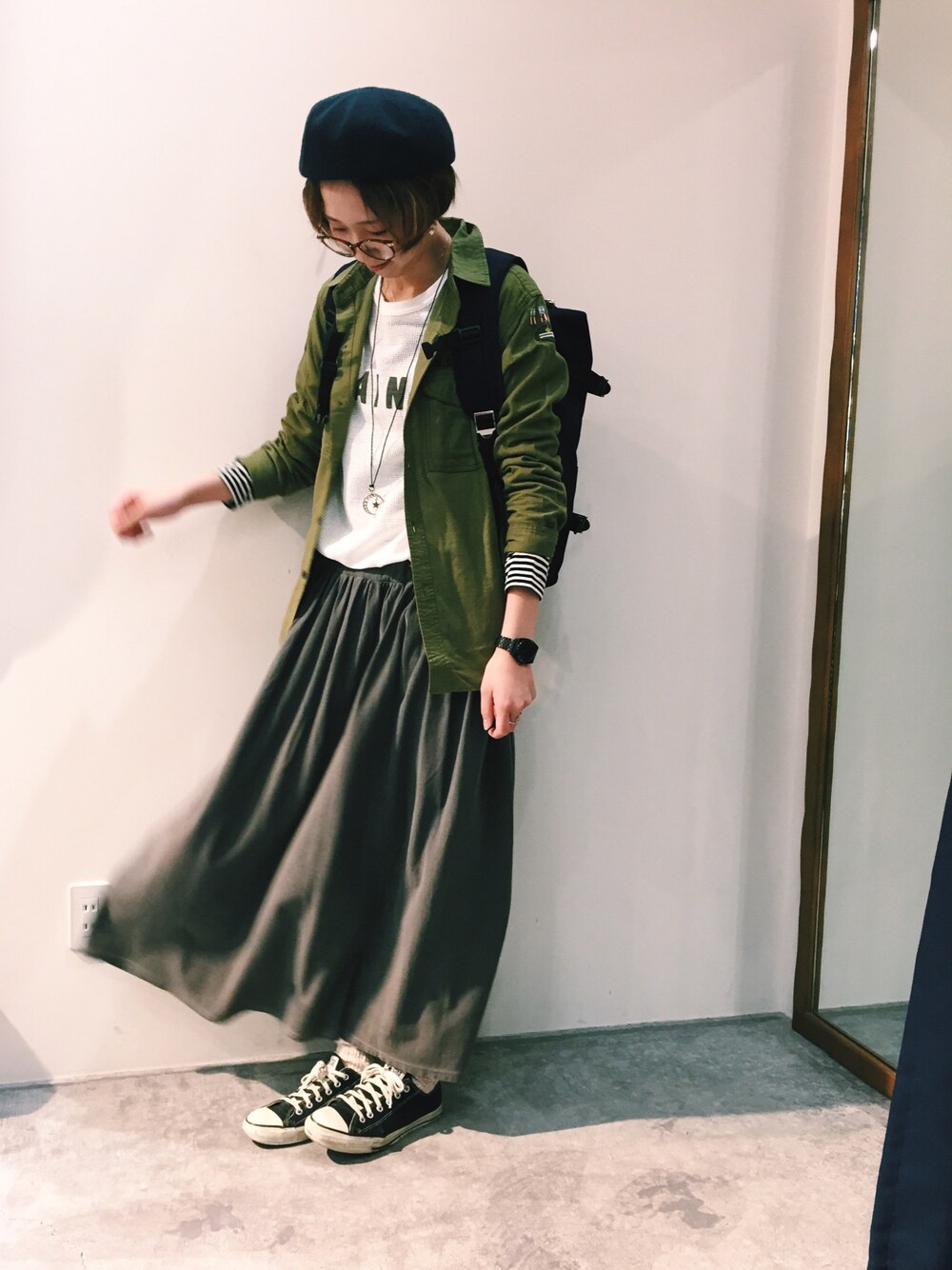 ブラック系のTシャツ/カットソー、ホワイト系のTシャツ/カットソー、グリーン系のシャツ/ブラウスを着用したレディースの冬コーディネートの1枚目の写真