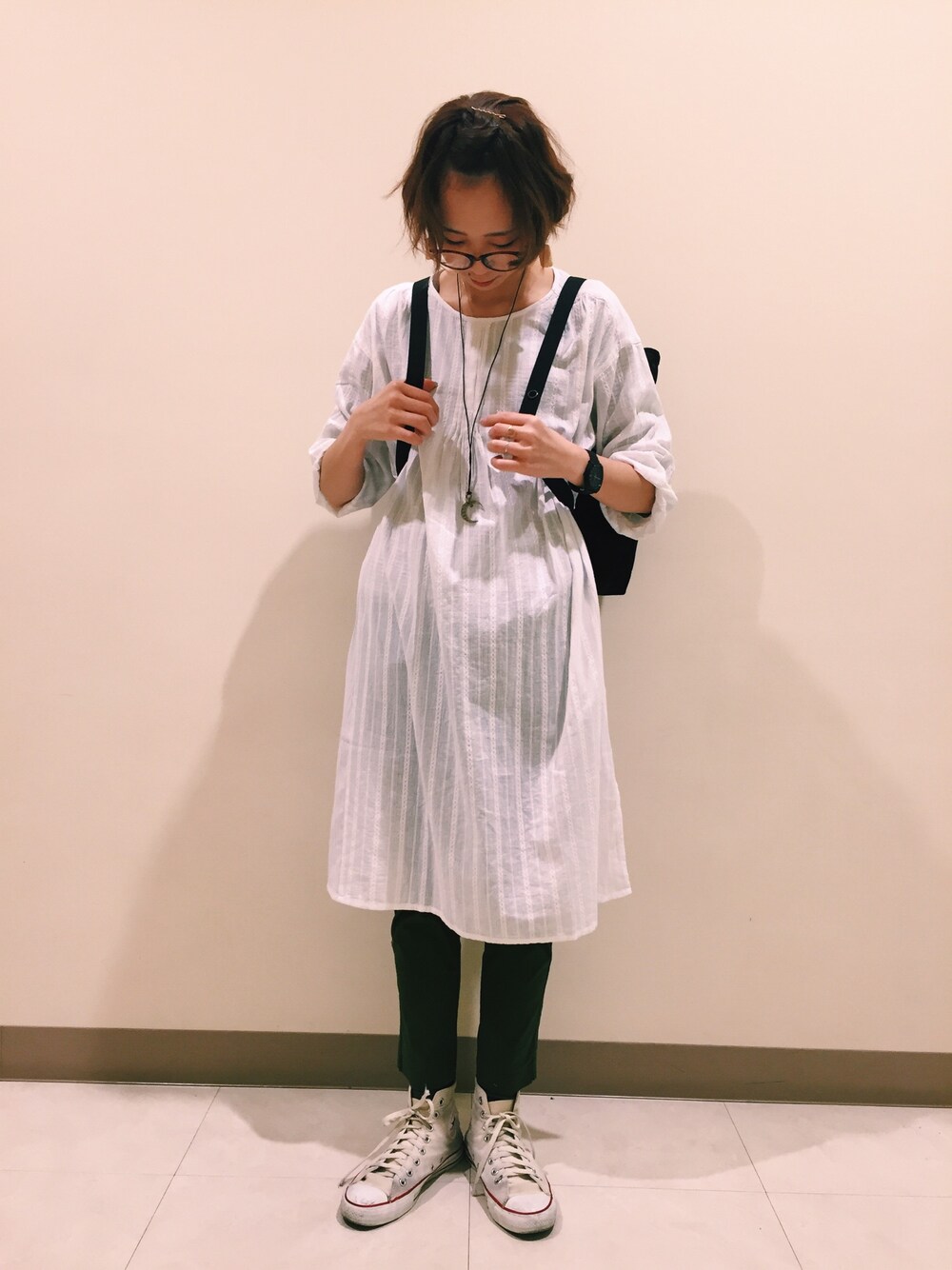 「カジュアル、春、おでかけ、ワンピース、ベイカーパンツ、テーパードパンツ、休日スタイル、ゆるコーデ、花見、CUBE SUGAR」｜「CUBE SUGARのカラミ無地 プルオーバーワンピース（ワンピース、ホワイト系）」を使った、ｶﾝﾅさん（レディース・167cm）の春コーディネートの1枚目の写真