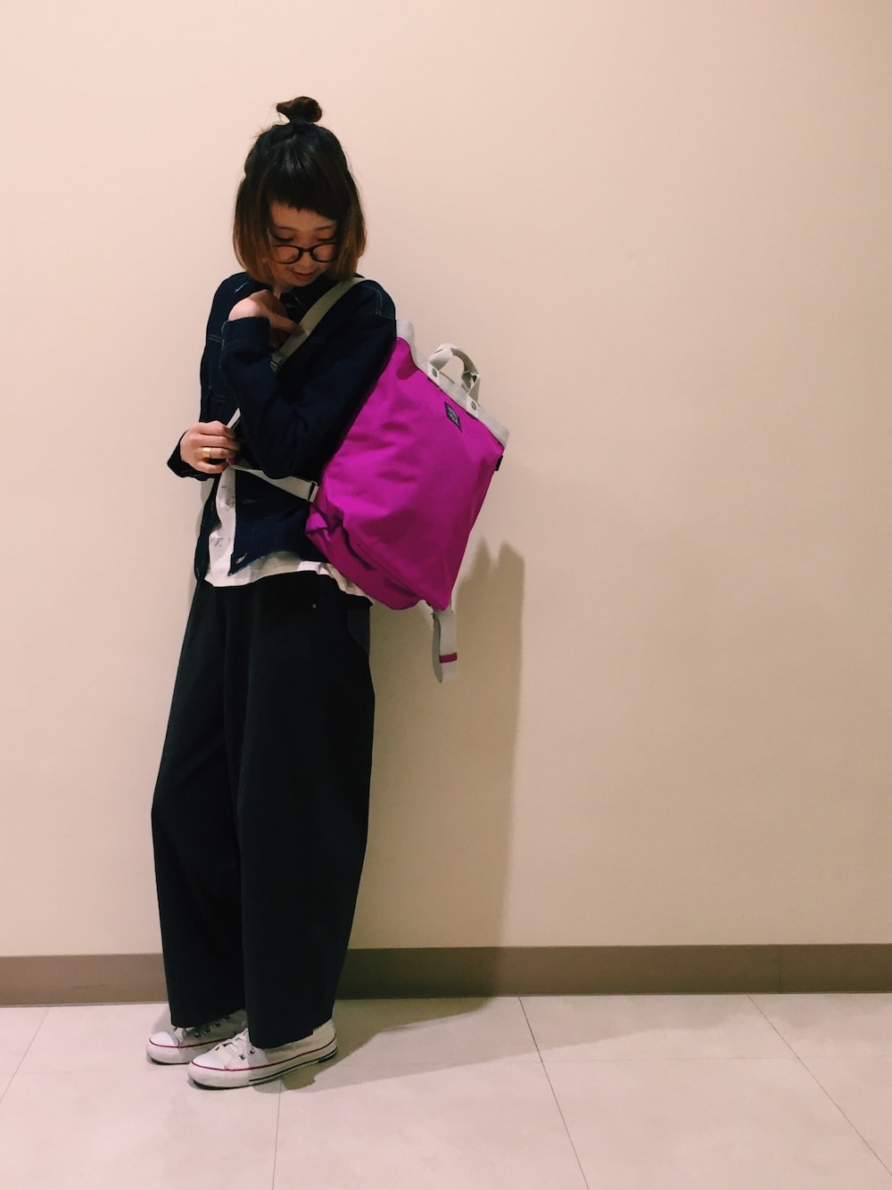 ホワイト系のデニムジャケット、ホワイト系のTシャツ/カットソー、ブルー系のパンツを着用したレディースの夏コーディネートの1枚目の写真