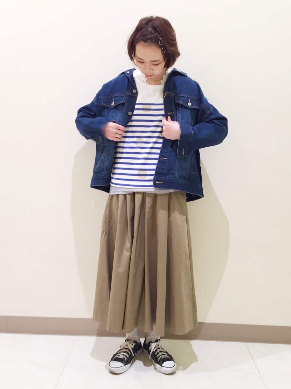 グレー系のTシャツ/カットソー、ブルー系のTシャツ/カットソー、ブルー系のテーラードジャケットを着用したレディースの冬コーディネートの1枚目の写真