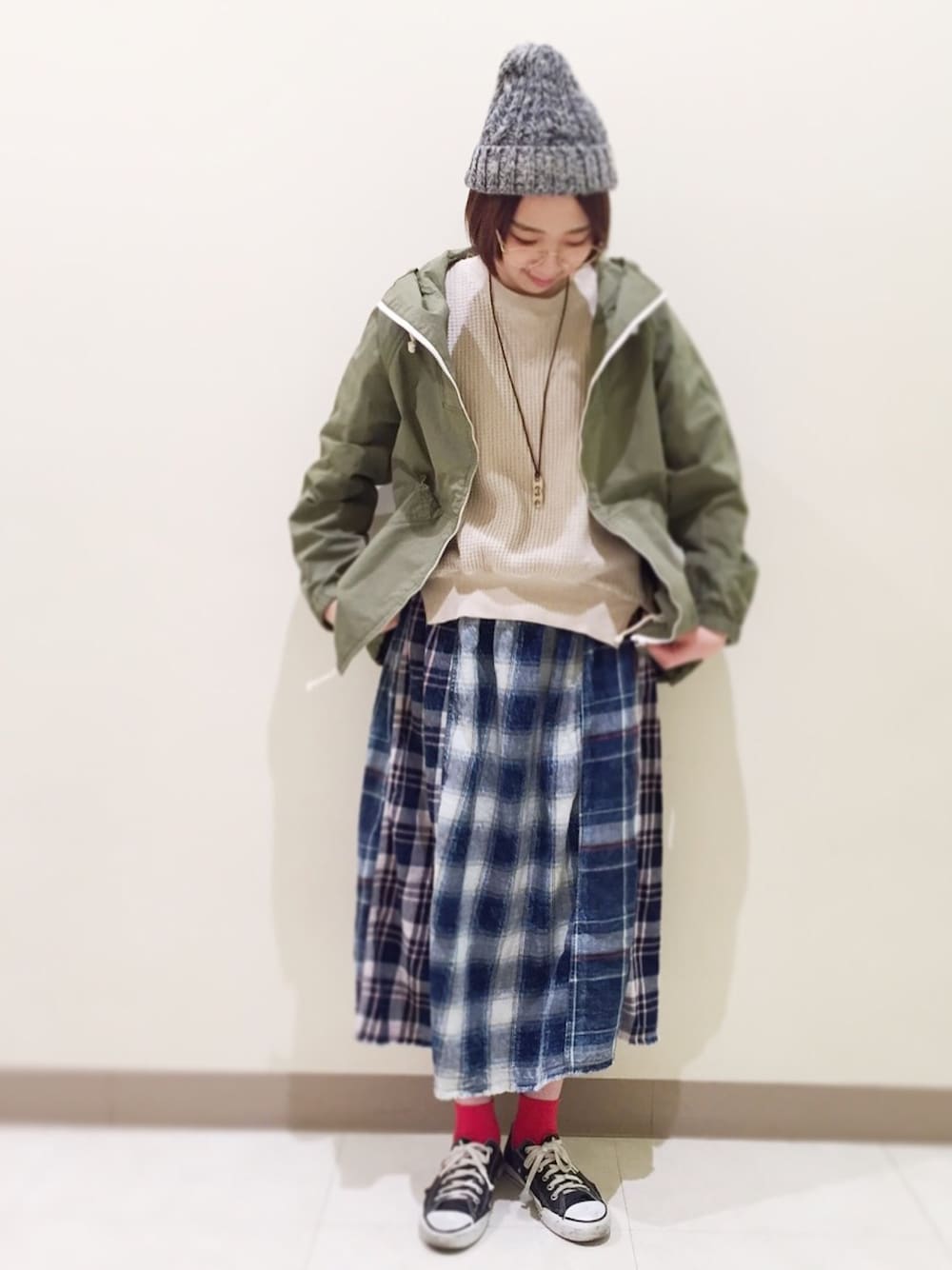 ホワイト系のスウェット、グリーン系のマウンテンパーカー、その他のスカートを着用したレディースの冬コーディネートの1枚目の写真