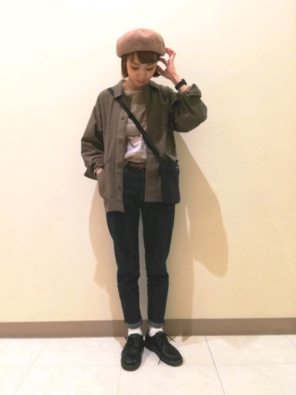 ホワイト系のTシャツ/カットソー、ベージュ系のTシャツ/カットソー、グリーン系のミリタリージャケットを着用したレディースの秋コーディネートの1枚目の写真