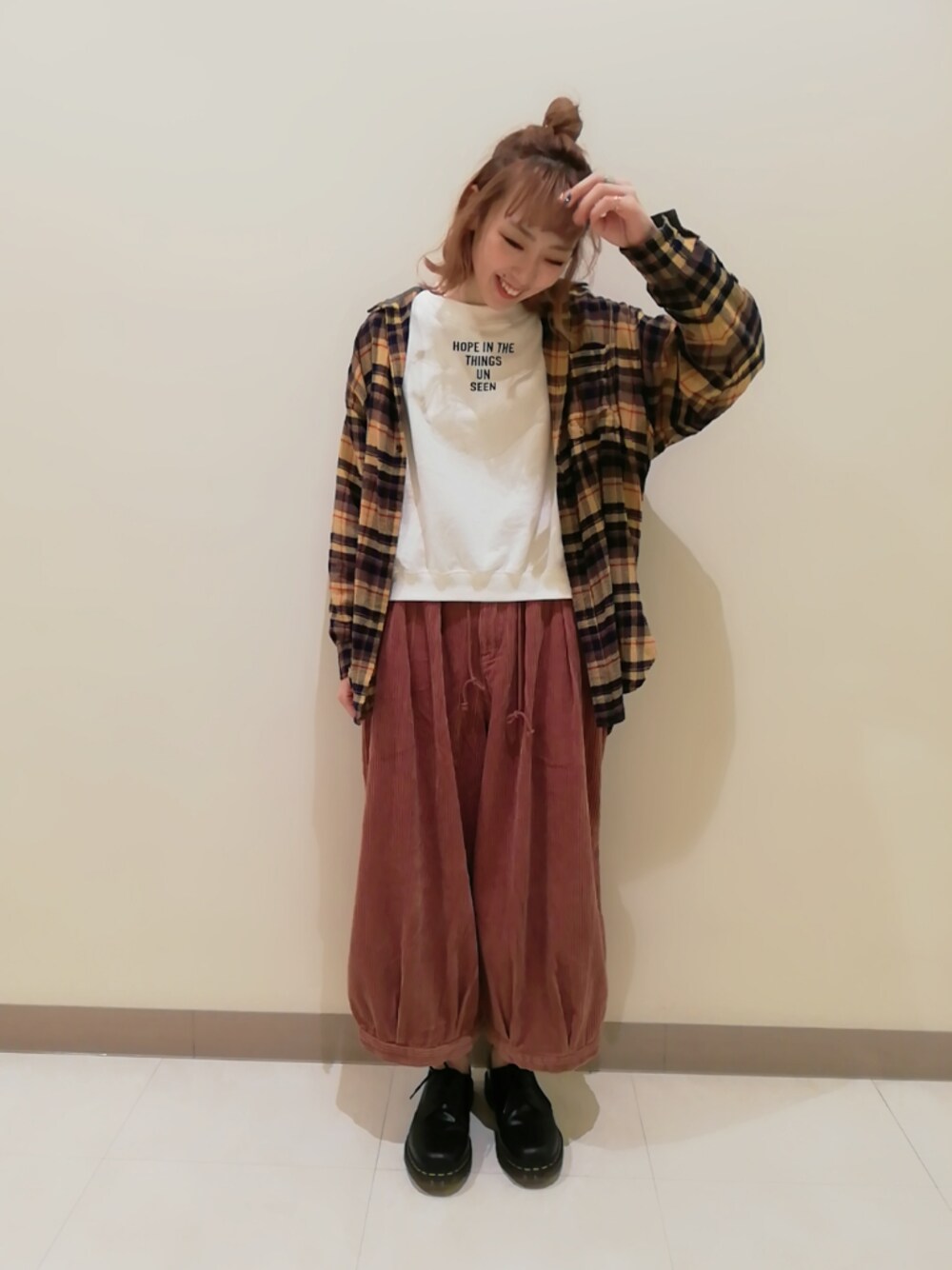 「ラクチンコーデ、チェック、ビッグシャツ、コクーンパンツ、ピンク、コーデュロイ、コーティングパンツ、キューブシュガー(CUBE SUGAR)、カジュアル」｜「CUBE SUGARの起毛先染めガーゼツイル チェック柄ビッグシャツ（シャツ/ブラウス、イエロー系）」を使った、ｶﾝﾅさん（レディース・167cm）の冬コーディネートの1枚目の写真
