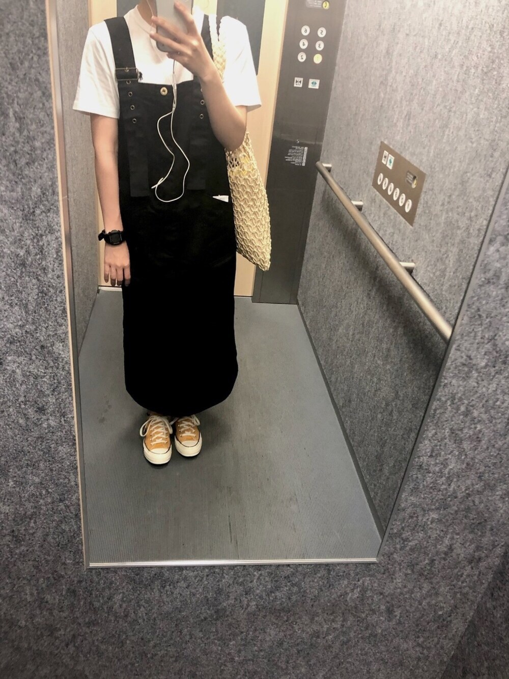 「オーバーオール、コンバース、チャックテイラー、converse、白Tシャツ、サンフラワー」｜「CONVERSEのConverse Chuck '70 Ox sunflower sneakers（スニーカー、イエロー系）」を使った、まゆさん（レディース・158cm）の夏コーディネートの1枚目の写真
