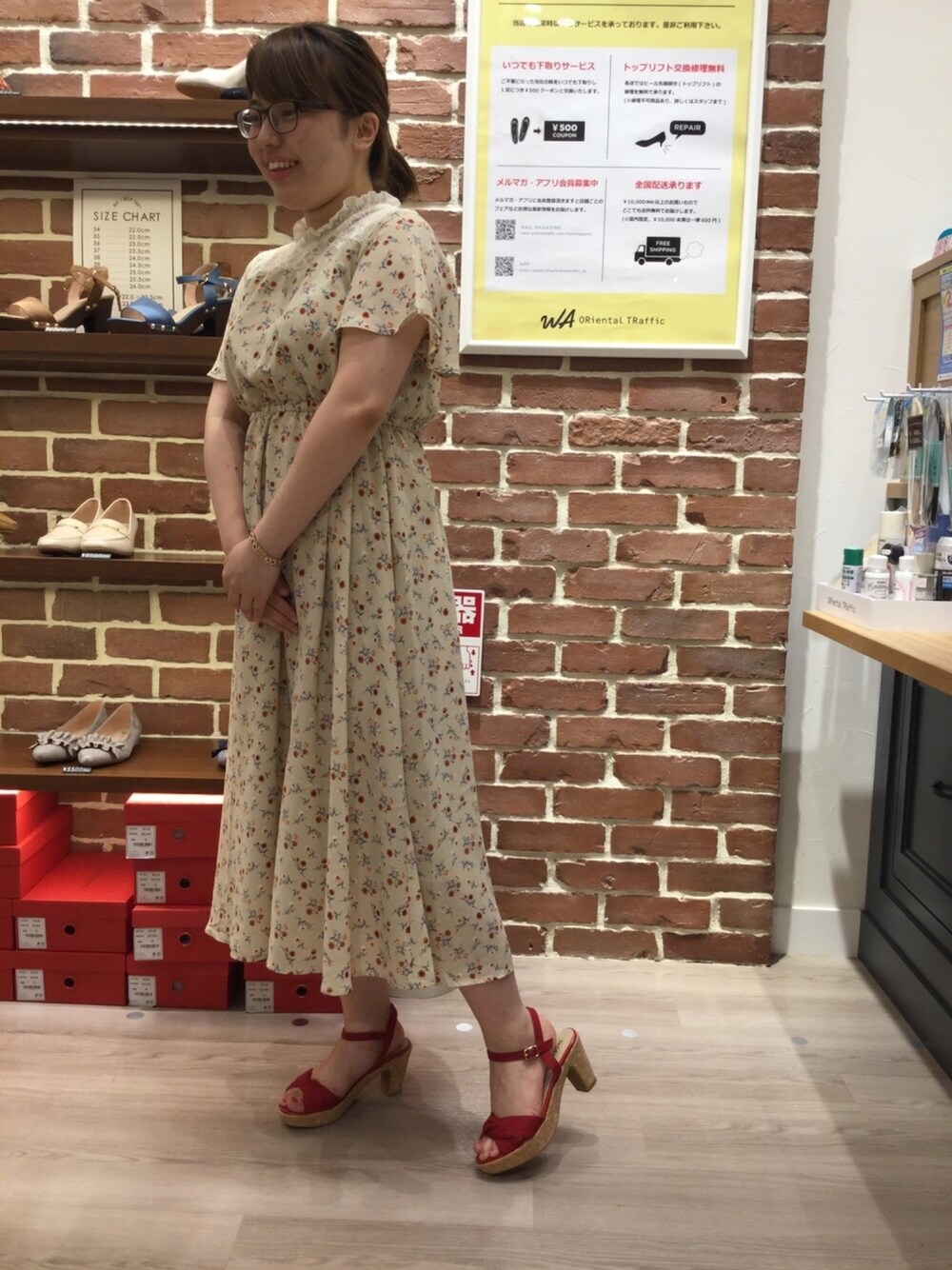 「9651、WA ORiental TRaffic、ワンピース、赤×ベージュ、赤サンダル、コルクヒール、キャンバス素材」｜「WA ORiental TRafficの春夏新作★フロントクロスコルクヒールサンダル★9651（サンダル、レッド系）」を使った、WAららぽーとエキスポシティ店さん（レディース・160cm）の夏コーディネートの1枚目の写真