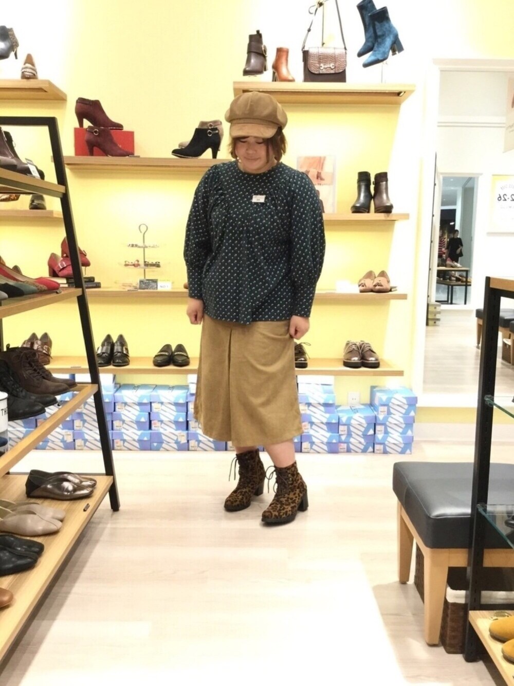 「レオパード柄、9420、ベージュスカート、ブーツ、柄シャツ、お洒落さんとつながりたい、大人カジュアル、ootd、オリエンタルトラフィック」｜「ORiental TRafficの秋冬新作★ミドル丈レースアップブーツ★9420（ブーツ、イエロー系）」を使った、WAららぽーとエキスポシティ店さん（レディース・160cm）の秋コーディネートの1枚目の写真