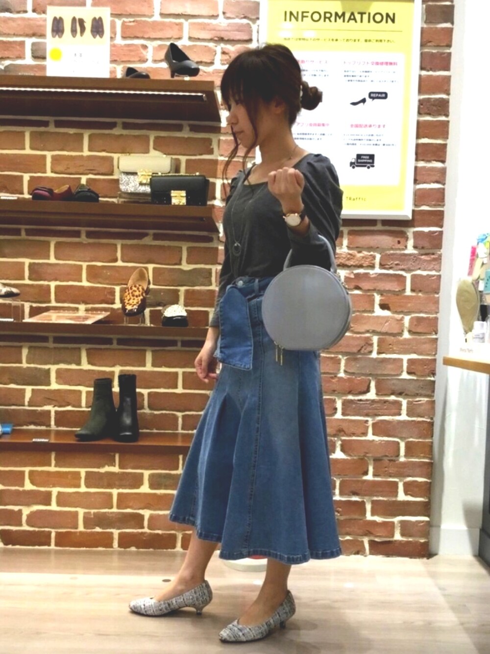 「カジュアルスタイル、デニムスカート、ニット、ツイードパンツ、ミドルヒール、秋のコーデ、シンプルコーデ、おしゃれさんと繋がりたい、9709、オリエンタルトラフィック(ORiental TRaffic)」｜「WA ORiental TRafficの秋冬新作★Ｖカットパンプス★9709（パンプス、ホワイト系）」を使った、WAららぽーとエキスポシティ店さん（レディース・160cm）の秋コーディネートの1枚目の写真