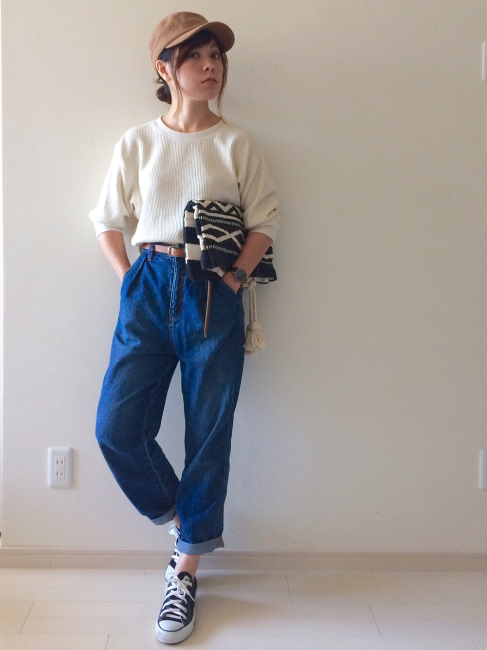 「スニーカー、クラッチバッグ、大人カジュアル、デニムパンツ、ワークキャップ、シンプルコーデ、プチプラコーデ、ワッフル、秋コーデ、ハイウエストマムジーンズ」｜「CONVERSEのCONVERSE コンバース ALL STAR OX オールスター オックス　（スニーカー、ブラック系）」を使った、chakoさん（レディース・155cm）の秋コーディネートの1枚目の写真
