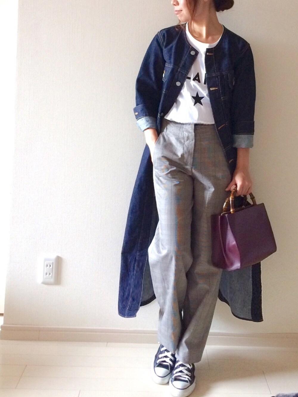 ブラック系のスニーカー、グレー系のその他パンツ、パープル系のハンドバッグを着用したレディースの秋コーディネートの1枚目の写真