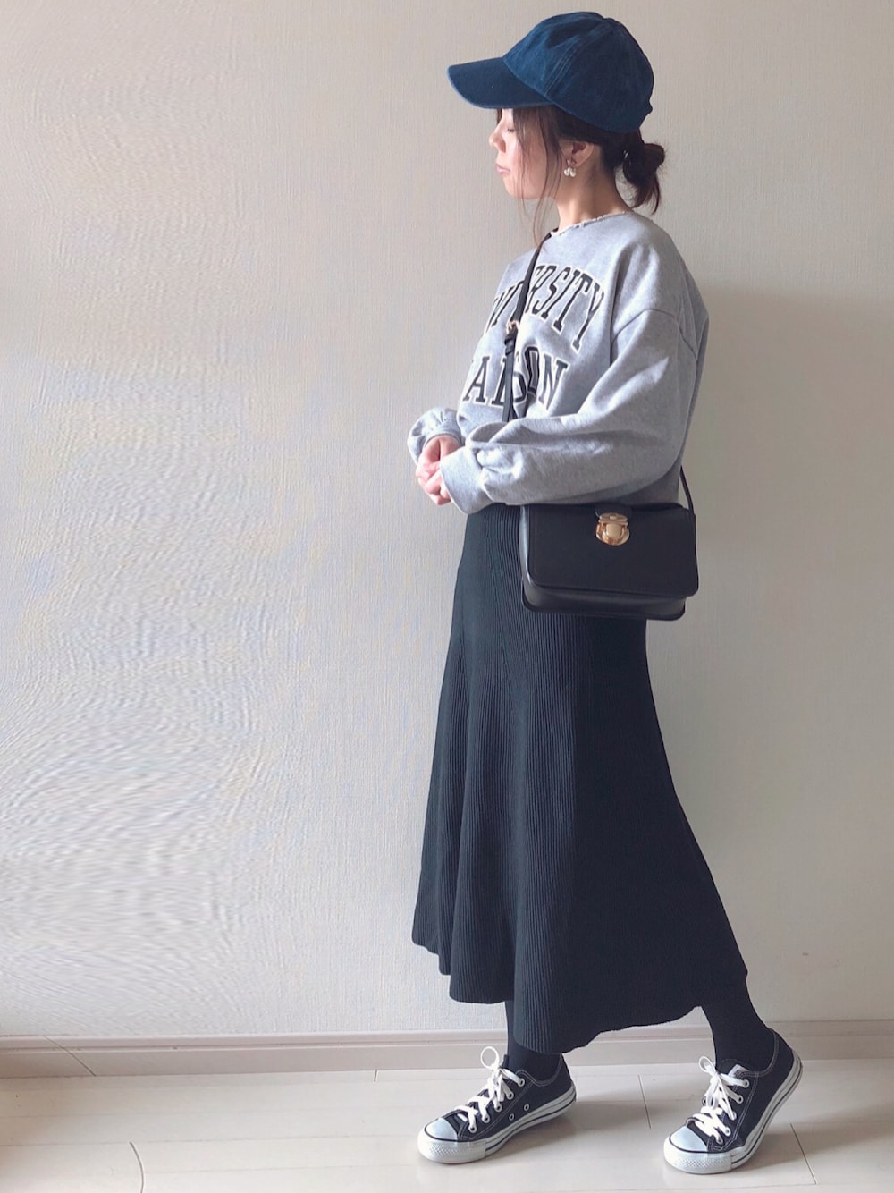 「cohina、デニムキャップ、ハンドメイド、フレアスカート、ニットスカート、スニーカーコーデ、大人カジュアル、ロゴスウェット、ボリューム袖、ラクチンコーデ」｜「COHINAの縦編みニットフレアスカート（スカート、ブラック系）」を使った、chakoさん（レディース・155cm）の冬コーディネートの1枚目の写真