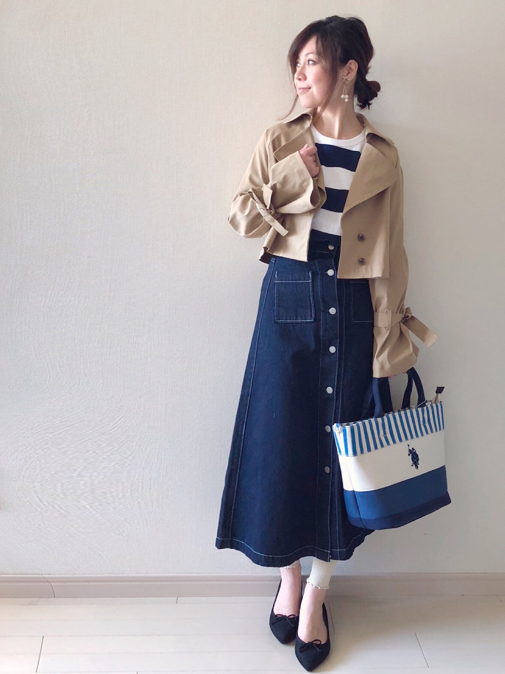 「アニエスベー(agnes b.)、アニエスベー太ボーダー、uspolo、USポロ、ショートトレンチ、ボーダートップス、バレエシューズ、リブレギンス、オトナカジュアル、マキシスカート」｜「agnes b.のJ019 TS（Tシャツ/カットソー、ブルー系）」を使った、chakoさん（レディース・155cm）の春コーディネートの1枚目の写真