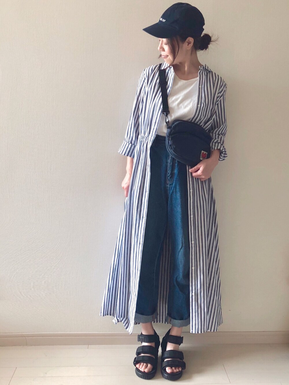 「ストライプシャツ、シャツワンピ、SHAKA、スポーツサンダル、キャップ、サコッシュ、プチプラコーデ、オトナカジュアル、GU、デニムパンツ」｜「Furryrateのウエストリボン付シャツワンピース（シャツワンピース、ホワイト系）」を使った、chakoさん（レディース・155cm）の春コーディネートの1枚目の写真