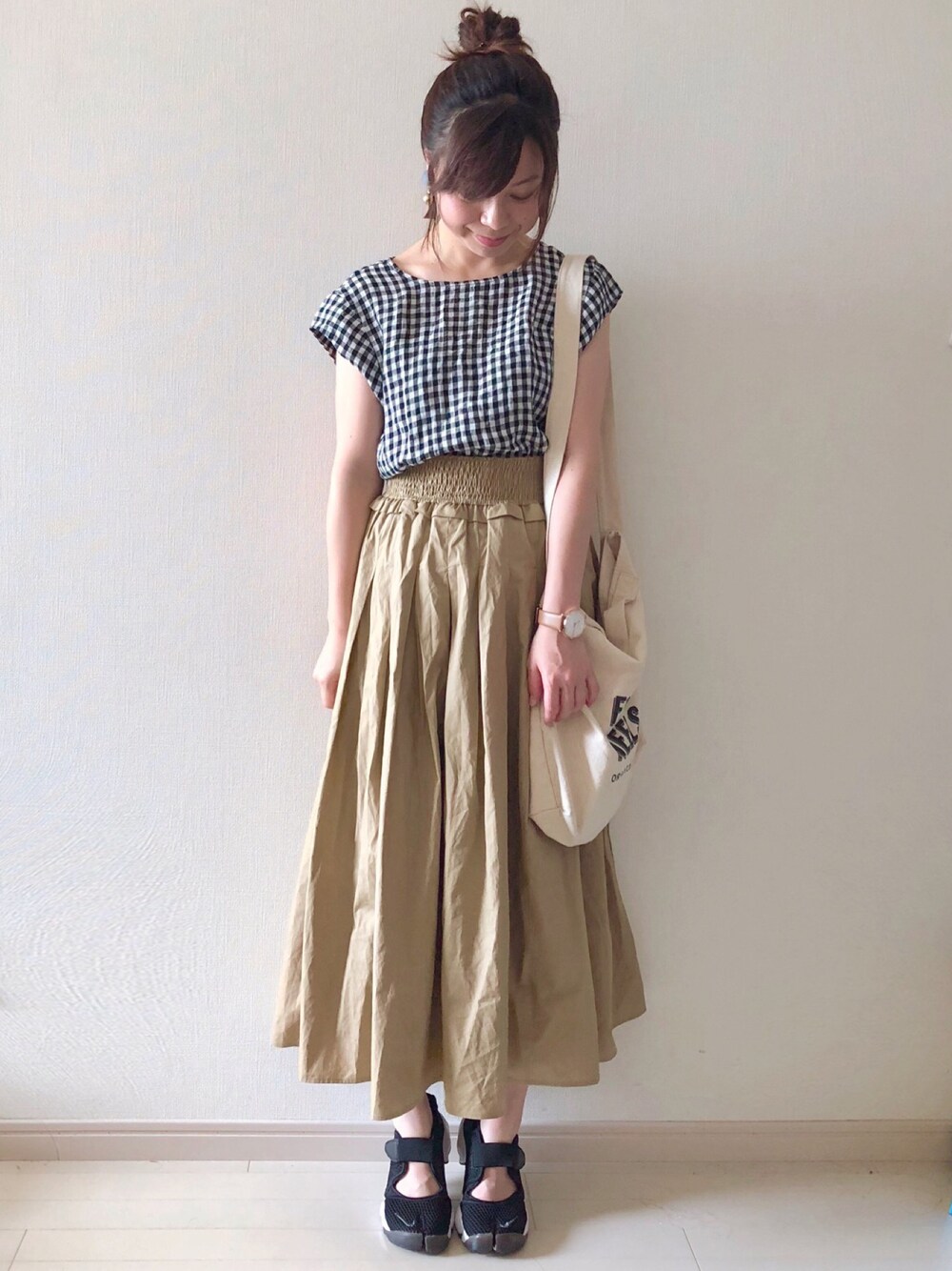 「SonnyLabel、サニーレーベル、フルボデザイン、Furbodesign、ギンガムチェック、チノスカート、エアリフト、春夏コーデ、フレアスカート、オトナカジュアル」｜「URBAN RESEARCH Sonny Labelのバックリボンリネンブラウス（シャツ/ブラウス、その他）」を使った、chakoさん（レディース・155cm）の春コーディネートの1枚目の写真
