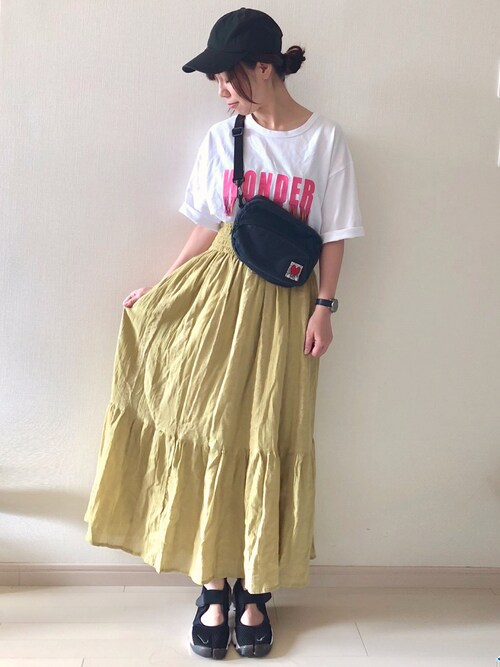 chako is wearing LIPSTAR "フリンジWONDERロゴ刺繍Tシャツ"
