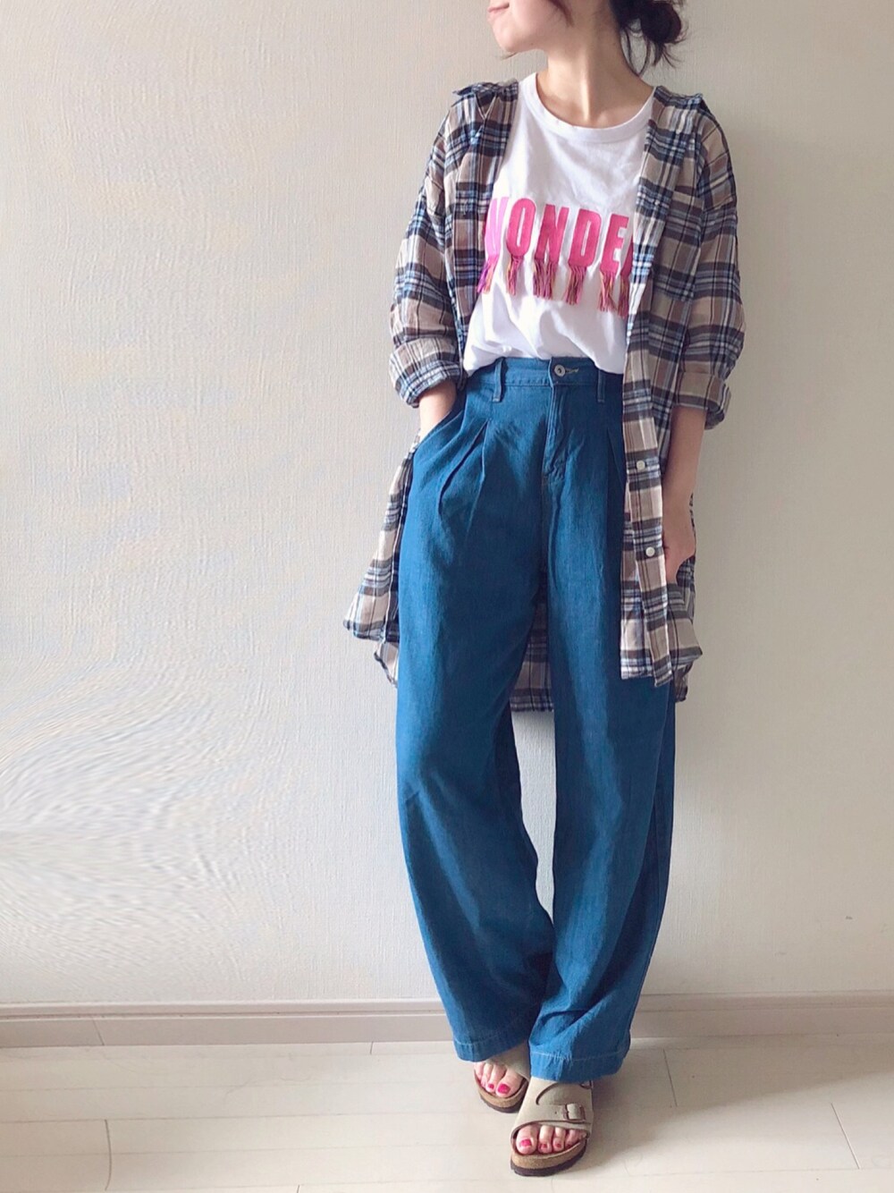 「ロゴT、チェックシャツ、大人カジュアル、ワイドパンツ、birkenstock、春夏コーデ、LIPSTAR、ワイドデニム、2018ss、METALLICSTONES」｜「BIRKENSTOCKの18SS新作◆ZURICH/チューリッヒ ソフトフットベッド スエードレザー（WOMEN）（サンダル、ベージュ系）」を使った、chakoさん（レディース・155cm）の夏コーディネートの1枚目の写真