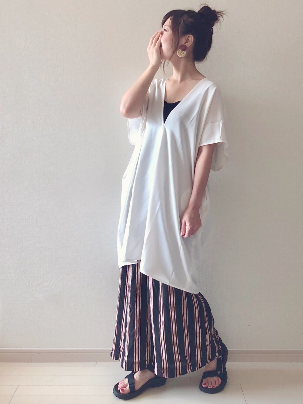 「ビッグシルエット、大人カジュアル、ワイドパンツ、ストライプパンツ、シンプルコーデ、プチプラコーデ、夏コーデ、ゆるコーデ、ビッグT、スポーツサンダル」｜「Furryrateのマルチストライプワイドパンツ（その他パンツ、ブラック系）」を使った、chakoさん（レディース・155cm）の夏コーディネートの1枚目の写真