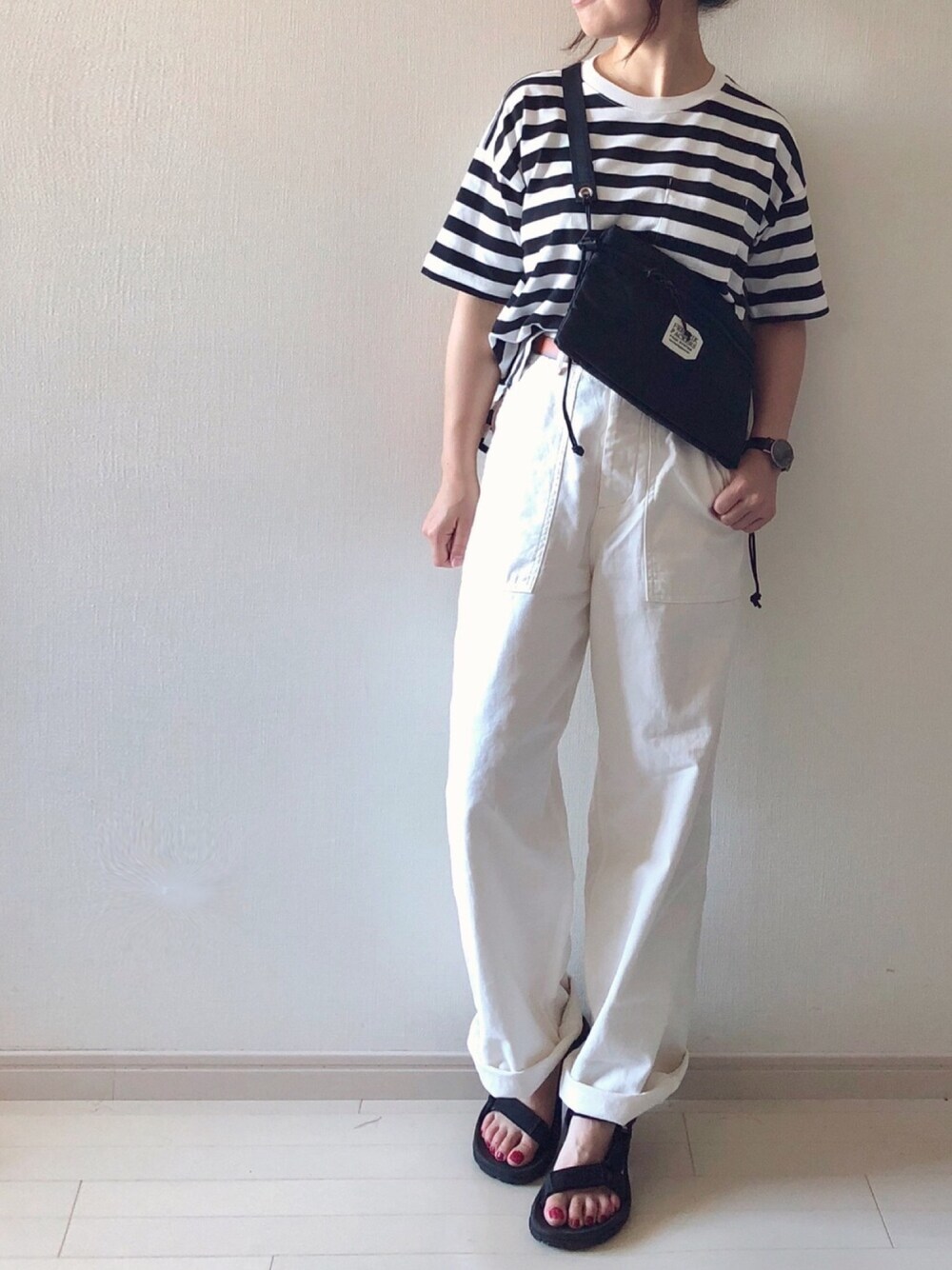 「大人カジュアル、ベイカーパンツ、白パンツ、シンプルコーデ、モノトーンコーデ、ボーダーTシャツ、スポーツサンダル、サコッシュ、夏セールで買いました、夏のワントーンコーデ」｜「FREAK'S STOREのFREDRIK PACKERS/フレドリックパッカーズ　UTLTYSACK QLTING（サコッシュ）（ショルダーバッグ、ブラック系）」を使った、chakoさん（レディース・155cm）の夏コーディネートの1枚目の写真