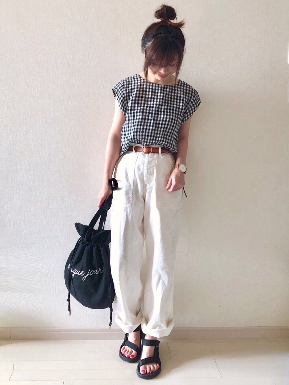 「大人カジュアル、ギンガムチェック、ワイドパンツ、ベイカーパンツ、スポーツサンダル、サニーレーベル、SonnyLabel、Furbodesign、フルボデザイン、夏のワントーンコーデ」｜「URBAN RESEARCH Sonny Labelのバックリボンリネンブラウス（シャツ/ブラウス、その他）」を使った、chakoさん（レディース・155cm）の春コーディネートの1枚目の写真