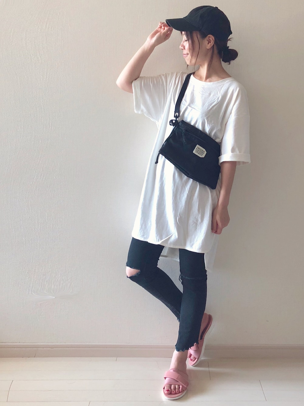 「ビッグシルエット、シンプルコーデ、プチプラコーデ、カジュアルコーデ、黒スキニー、白Tシャツ、fitflop、サコッシュ、シャワーサンダル、fitflop_japan」｜「fitflopの▲NEOFLEX SLIDE SANDAL/ネオフレックススライドサンダル（サンダル、ピンク系）」を使った、chakoさん（レディース・155cm）の夏コーディネートの1枚目の写真