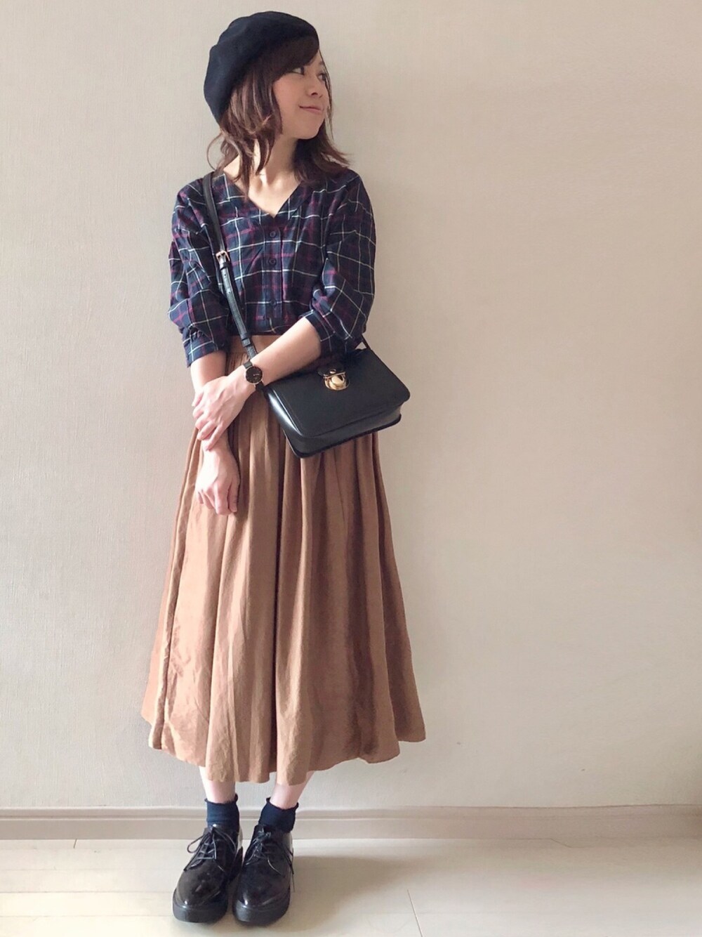 グリーン系のシャツ/ブラウス、ブラック系のその他シューズ、イエロー系のスカートを着用したレディースの秋コーディネートの1枚目の写真