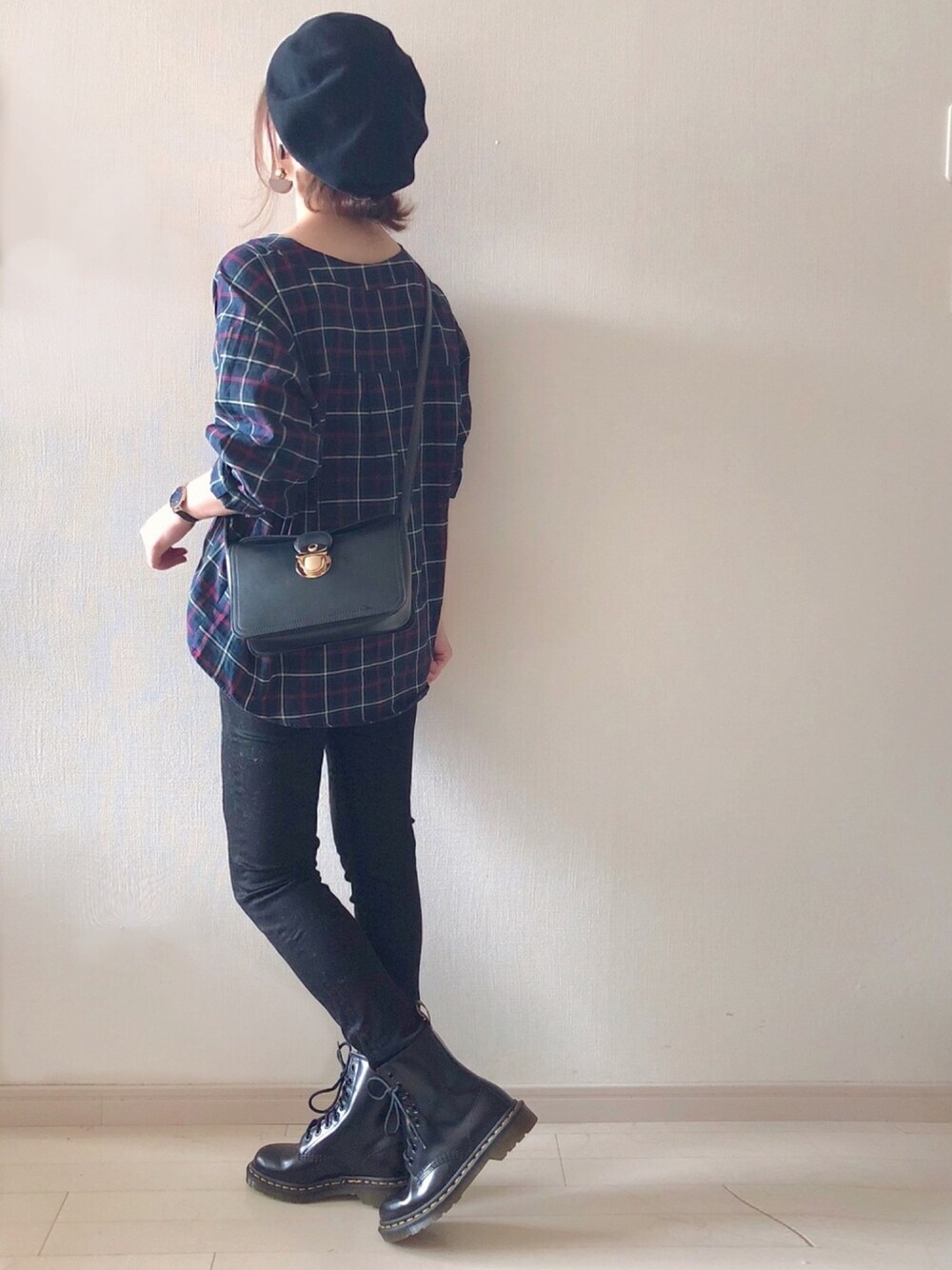 「LIPSTAR、リップスター、Dr.Martens、黒スキニー、プチプラ、チェックシャツ、ベレー帽、大人カジュアル、ショルダーバッグ、秋のコーデ」｜「Dr. MartensのDr.Martens 8EYE BOOT（ブーツ、ブラック系）」を使った、chakoさん（レディース・155cm）の秋コーディネートの1枚目の写真