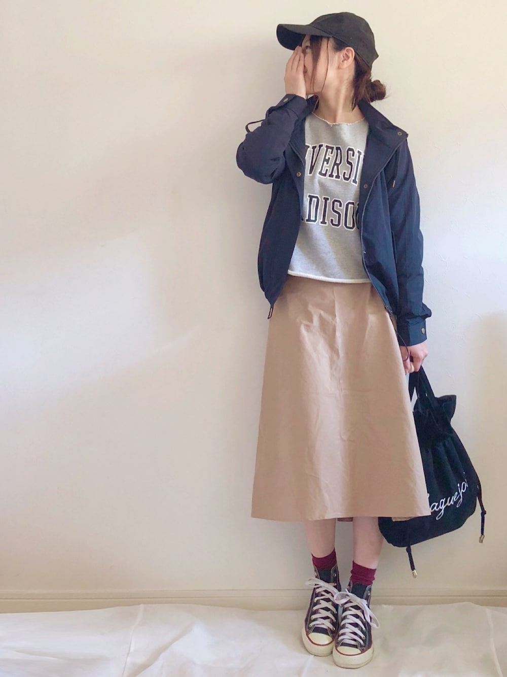 「Sonny　Label、サニーレーベル、SENSEOFPLACE、センスオブプレイス、マウンテンパーカー、ロゴスウェット、スウェット、大人カジュアル、コンバース、スニーカーコーデ」｜「SENSE OF PLACE by URBAN RESEARCHのボタンディティールフレアスカート（スカート、ベージュ系）」を使った、chakoさん（レディース・155cm）の秋コーディネートの1枚目の写真