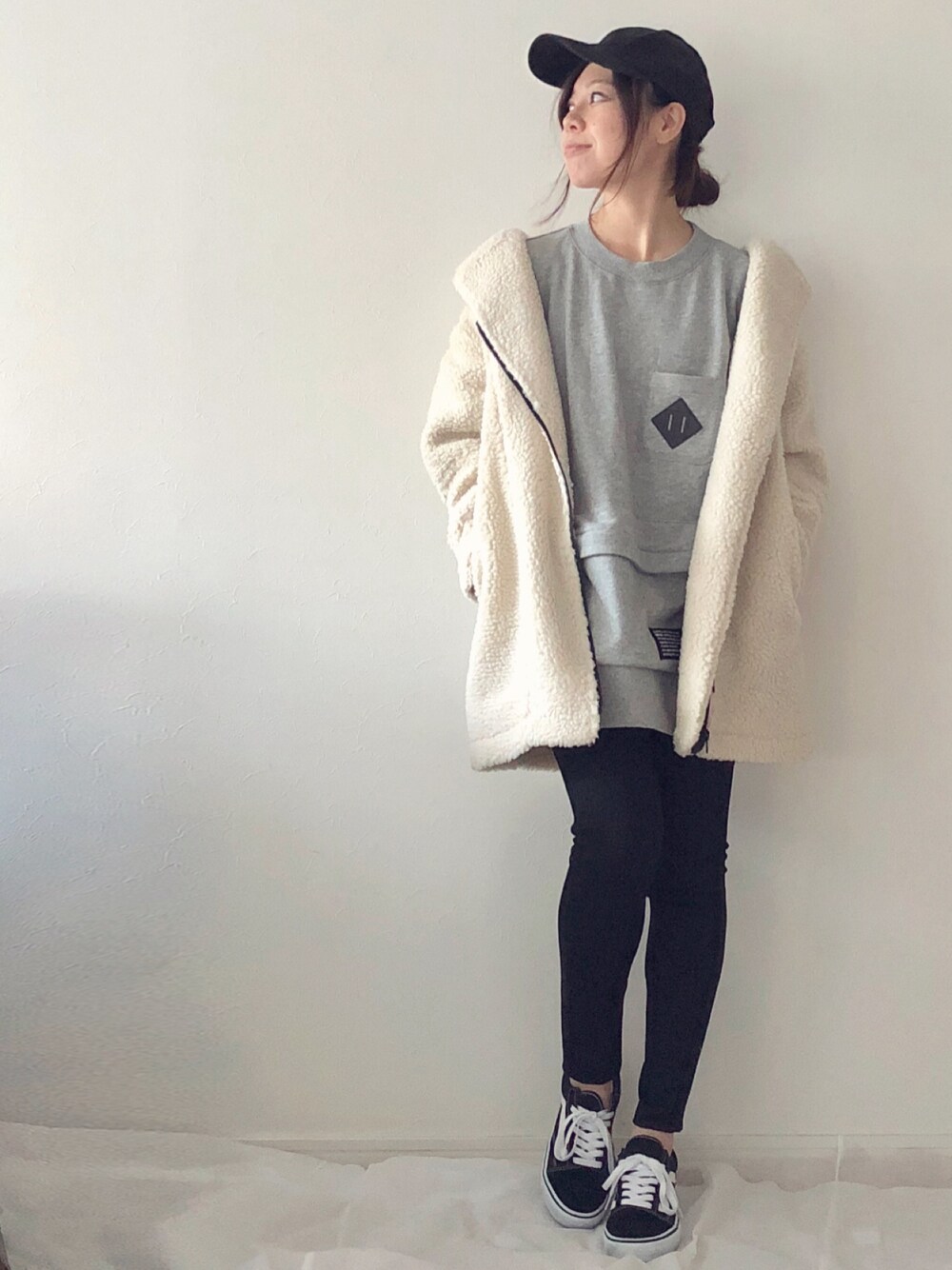 「スウェット、カジュアル、シンプル、ネネット、ボアジャケット、黒スキニー、LIPSTAR、Nenet、リップスター、ストリート服が好き」｜「VANSのVANS ヴァンズ OLD SKOOL DX オールドスクール DX V36CL+ BLACK（スニーカー、ブラック系）」を使った、chakoさん（レディース・155cm）の秋コーディネートの1枚目の写真