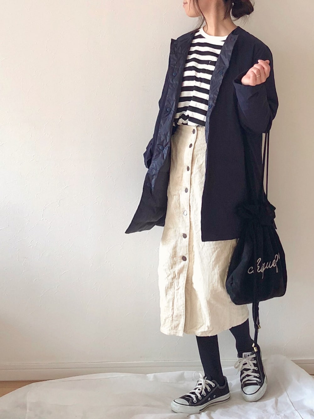 「アイラブCONVERSE、大人カジュアル、converse、GU、コーデュロイ、タイトスカート、スニーカーコーデ、ボーダートップス、シンプルコーデ、ダウンジャケット」｜「Plantationの(S)ﾗｲﾄﾘﾊﾞｰﾀﾞｳﾝ（ダウンジャケット/コート、ブルー系）」を使った、chakoさん（レディース・155cm）の冬コーディネートの1枚目の写真