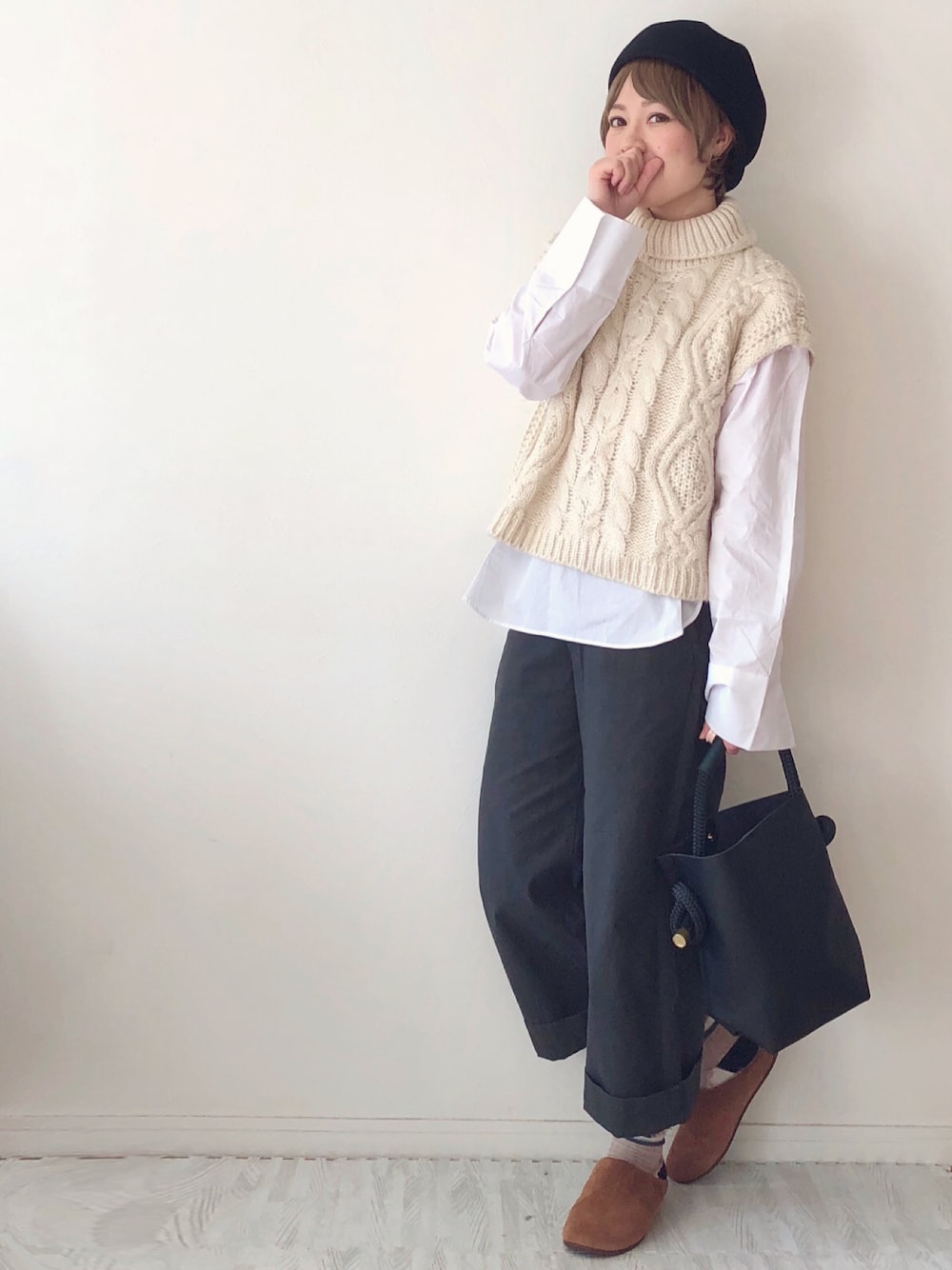 「zucca、fitflop、イチヨンプラス、ハンチング、ニットベスト、ケーブルニット、レイヤードスタイル、スリッポン、カジュアルコーデ、低身長コーデ」｜「fitflopのCHRISSIE SHEARLING（モカシン/デッキシューズ、ベージュ系）」を使った、chakoさん（レディース・155cm）の冬コーディネートの1枚目の写真