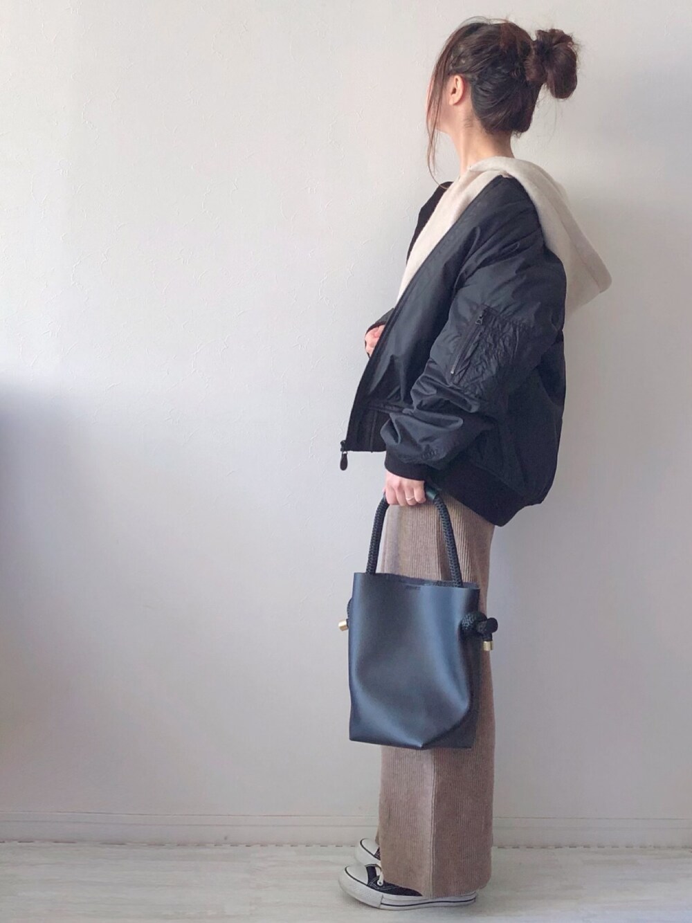 「MA-1、パーカー、大人カジュアル、スニーカーコーデ、ユニクロ、ラフ、ニットパンツ、シンプルコーデ、グレージュ、低身長コーデ」｜「willfullyのアイテム（パンツ、ブラウン系）」を使った、chakoさん（レディース・155cm）の冬コーディネートの1枚目の写真