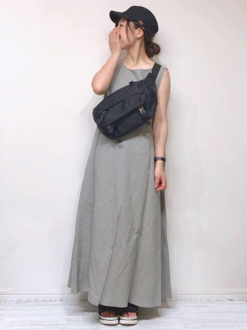 「Sonny　Label、サニーレーベル、サコッシュ、SHAKA、スポーツサンダル、ノースリーブ、夏、シンプルコーデ、オトナカジュアル、グレー」｜「URBAN RESEARCH Sonny Labelのフレンチリネンテントワンピース（ワンピース、グレー系）」を使った、chakoさん（レディース・155cm）の夏コーディネートの1枚目の写真