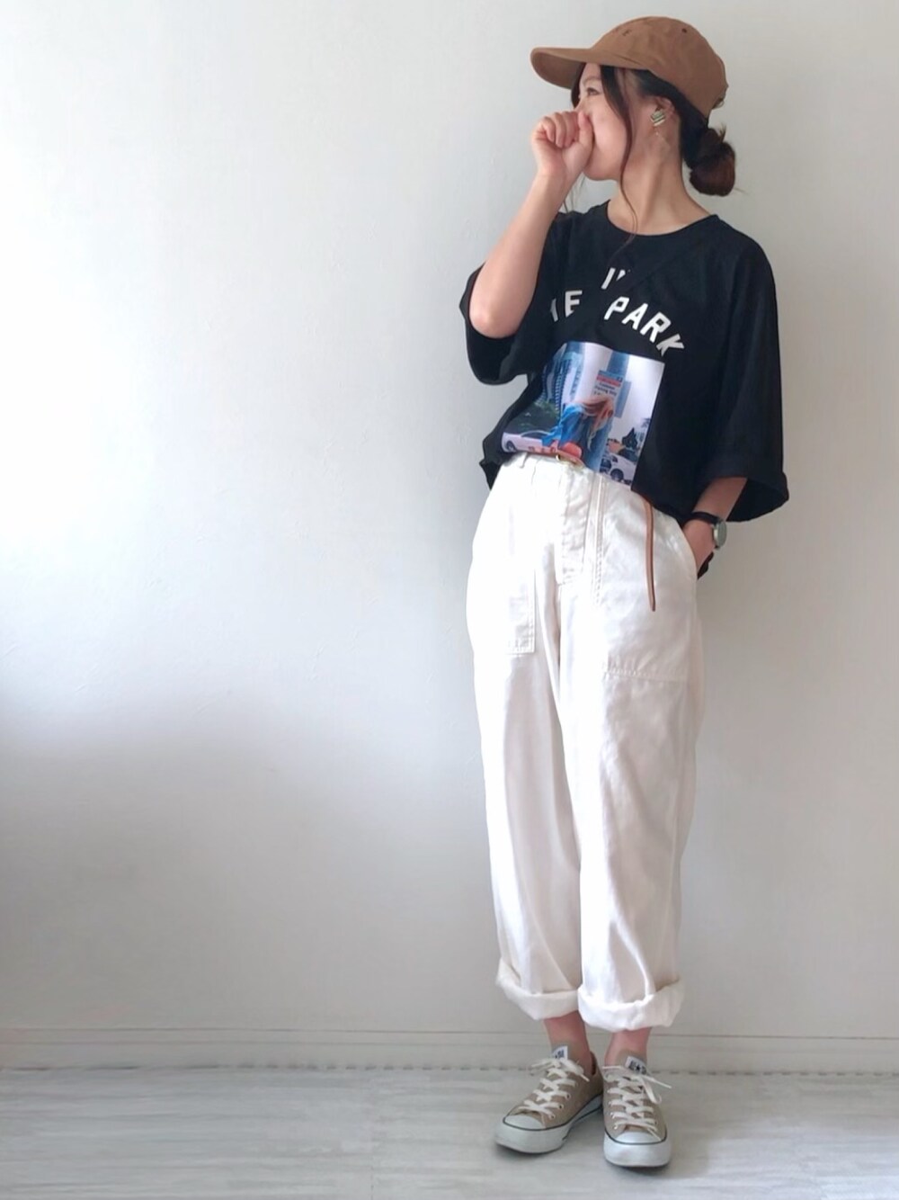 「夏だ！Tシャツ着よう！、夏コーデ、シンプル、ベイカーパンツ、大人カジュアル、低身長コーデ、スニーカーコーデ、グラフィックＴ、カジュアル、サコッシュ」｜「via jのvia j(ヴィアジェイ) "IN THE PARK"半袖Tシャツ（Tシャツ/カットソー、ブラック系）」を使った、chakoさん（レディース・155cm）の夏コーディネートの1枚目の写真