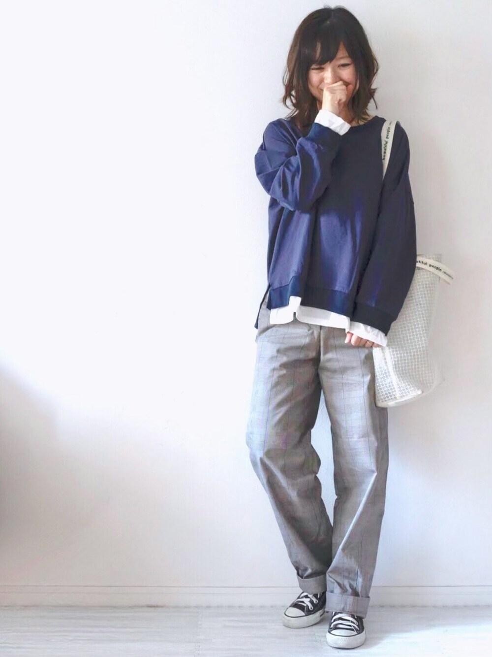 ブルー系のスウェット、その他のショルダーバッグ、グレー系のその他パンツを着用したレディースの秋コーディネートの1枚目の写真