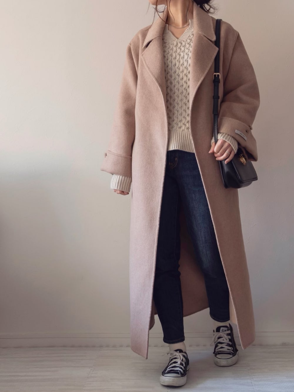 「年末WEAR感謝祭、オトナカジュアル、冬アウター、ケーブルニット、キーネック、ガウンコート、シンプルコーデ、スニーカーコーデ、ベージュ、低身長」｜「Lavish Gateのアイテム（ジャケット/アウター、ベージュ系）」を使った、chakoさん（レディース・155cm）の冬コーディネートの1枚目の写真