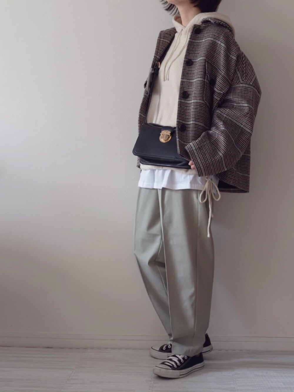 「タックコクーンシルエットパンツ、プチプラ、ペアペア、チェック、大人カジュアル、くすみカラー、冬コーデ、ワントーンコーデ、ニットパーカー、CPOジャケット」｜「KBFのCPOショートジャケット（その他アウター、ブラウン系）」を使った、chakoさん（レディース・155cm）の冬コーディネートの1枚目の写真