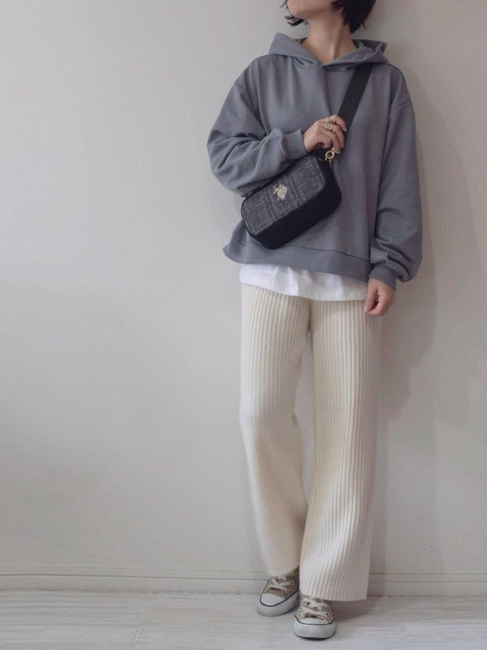 「USポロ、reca、パーカー、くすみカラー、ニットパンツ、春コーデ、レイヤードスタイル、シンプル、オトナカジュアル、低身長コーデ」｜「recaのバックスリットパーカー（パーカー、ブルー系）」を使った、chakoさん（レディース・155cm）の冬コーディネートの1枚目の写真