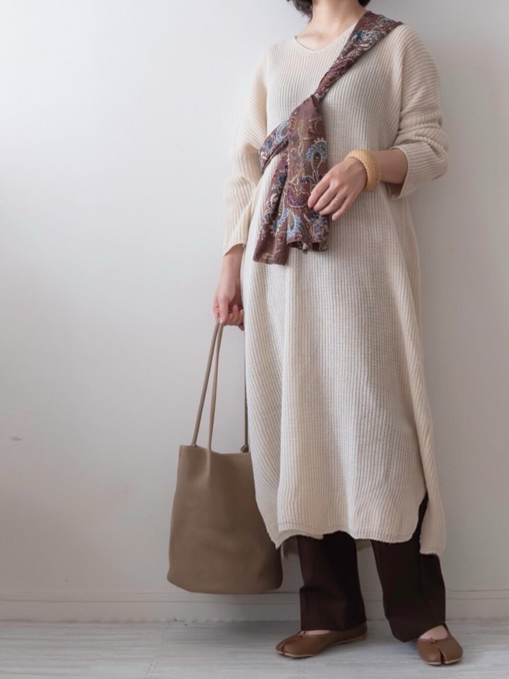 「ニットワンピース、ニットワンピ、足袋バレエ、バレエシューズ、スカーフアレンジ、パンツスタイル、春、ワントーンコーデ、大人カジュアル、シンプルコーデ」｜「Libra CueのLibra ルーズフィットニットロングワンピ（ワンピース、ホワイト系）」を使った、chakoさん（レディース・155cm）の春コーディネートの1枚目の写真