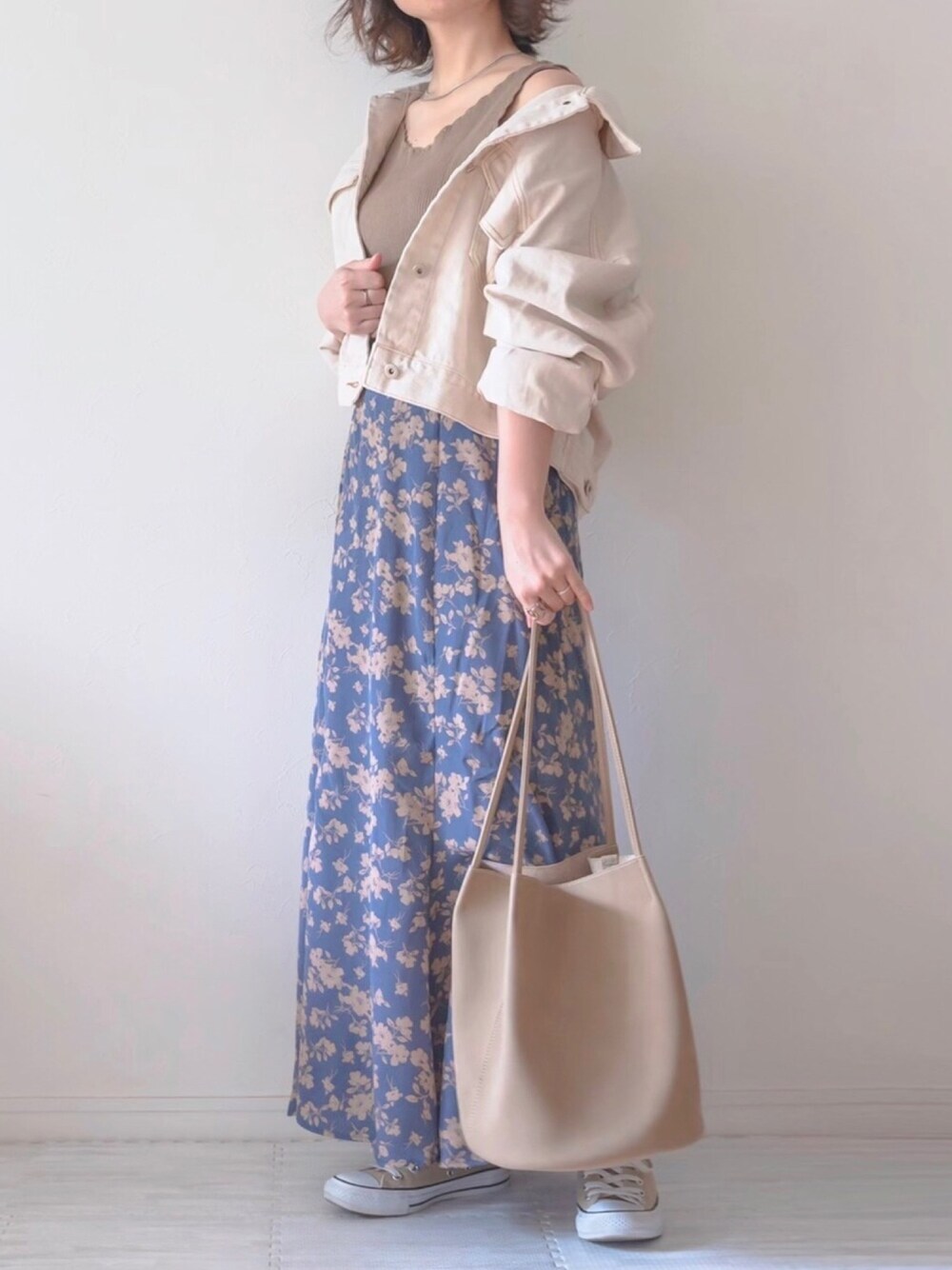 「花柄スカート、大人カジュアル、リラックススタイル、シャツスタイル、春夏コーデ、花柄、低身長、サテン、シンプル、ロングスカート」｜「Ambre Neigeのマーメイドスカート／【WEB/EC限定商品】（スカート、ブルー系）」を使った、chakoさん（レディース・155cm）の春コーディネートの1枚目の写真