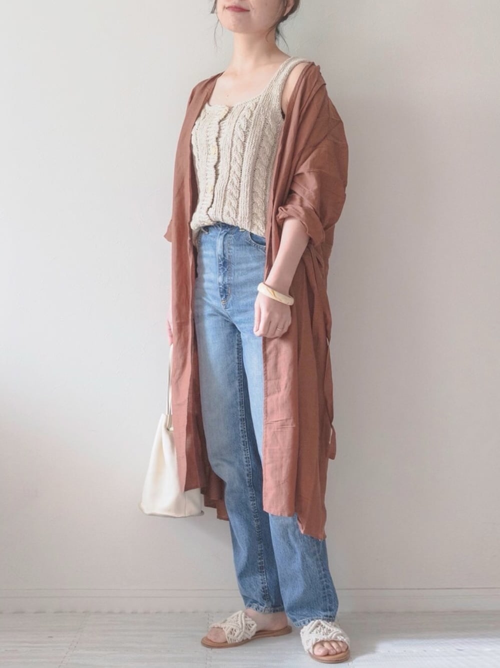 ブラウン系のシャツ/ブラウス、ベージュ系のタンクトップ、ブルー系のデニムパンツを着用したレディースの夏コーディネートの1枚目の写真