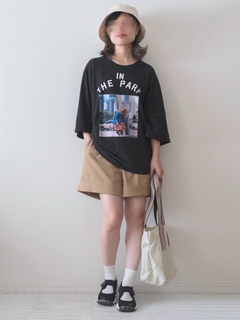 「バケットハット、プリントT、ショートパンツ、ハーフパンツ、エアリフト、シンプルコーデ、オーバーサイズ、スポーツミックス、アウトドアスタイル、秋色」｜「LOWRYS FARMのバケットＨＡＴ　873372（ハット、ベージュ系）」を使った、chakoさん（レディース・155cm）の秋コーディネートの1枚目の写真