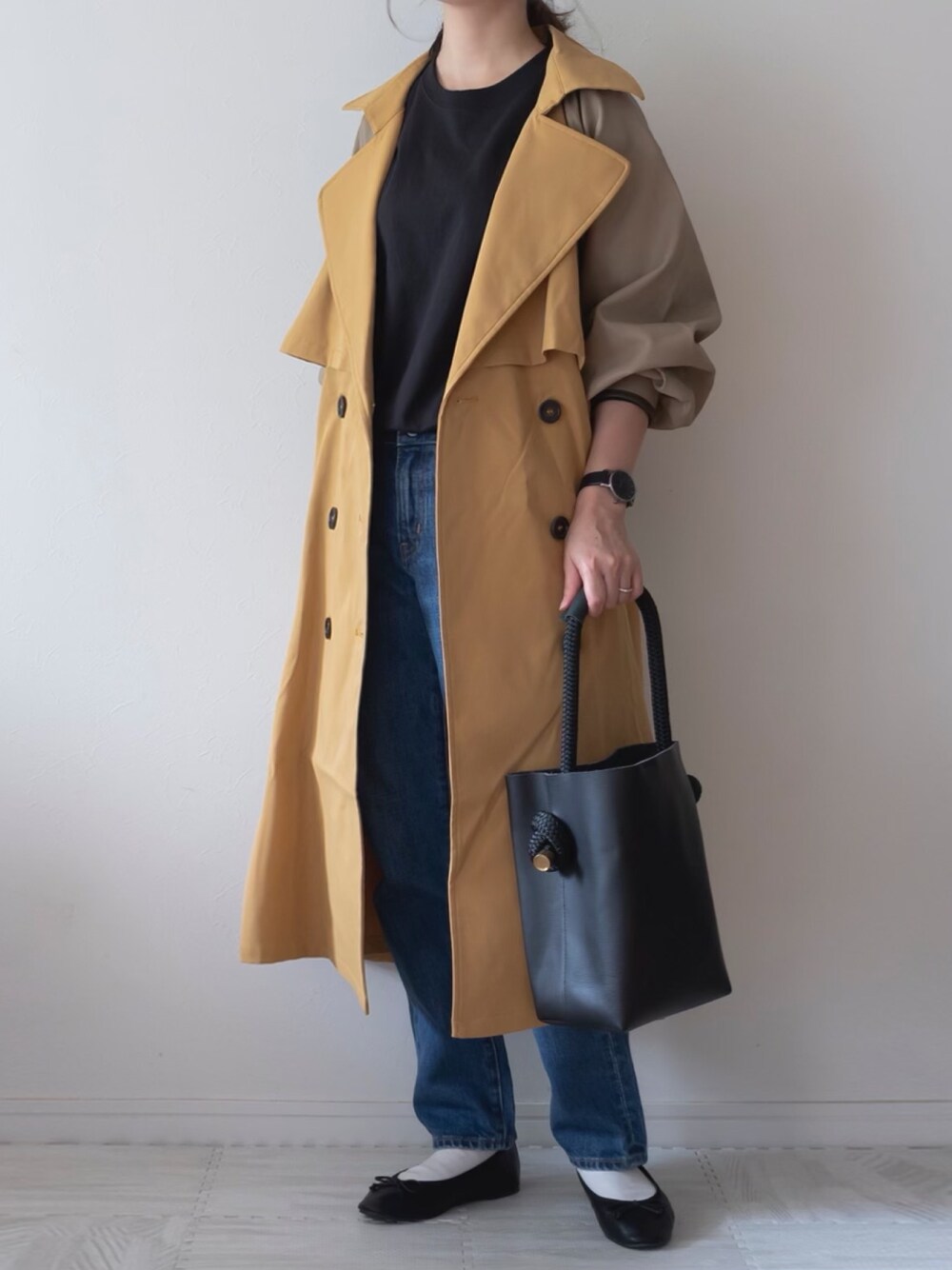 「オトナカジュアル、マスタード、低身長コーデ、トレンチコート、バレエシューズ、シンプル、デニムパンツ、秋服準備はじめました、秋コーデ、秋色」｜「KOH.styleのECO LEATHER SLEEVE TRENCH（トレンチコート、イエロー系）」を使った、chakoさん（レディース・155cm）の秋コーディネートの1枚目の写真