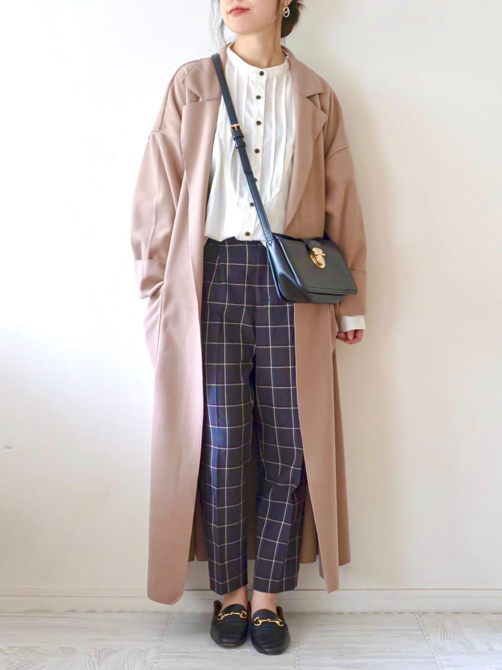 「シンプル、チェスターコート、ローファー、チェックパンツ、きれいめカジュアル、ガウンコート、ドレスシャツ、秋コーデ、バンドカラーシャツ、秋のマイ旬スタイル」｜「rectangleのダブルフェイスサイドスリットガウンコート（チェスターコート、ブラウン系）」を使った、chakoさん（レディース・155cm）の秋コーディネートの1枚目の写真